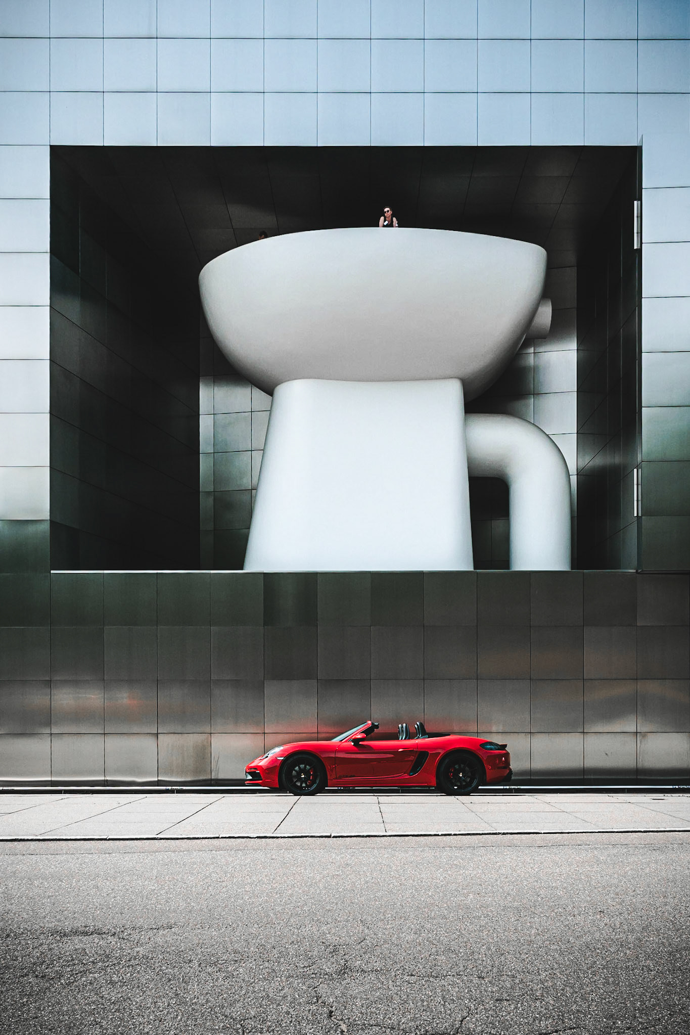 Person and car for scale. This potty is HUGE. Seen at the "Duravit Design Center" in Hornberg, Germany