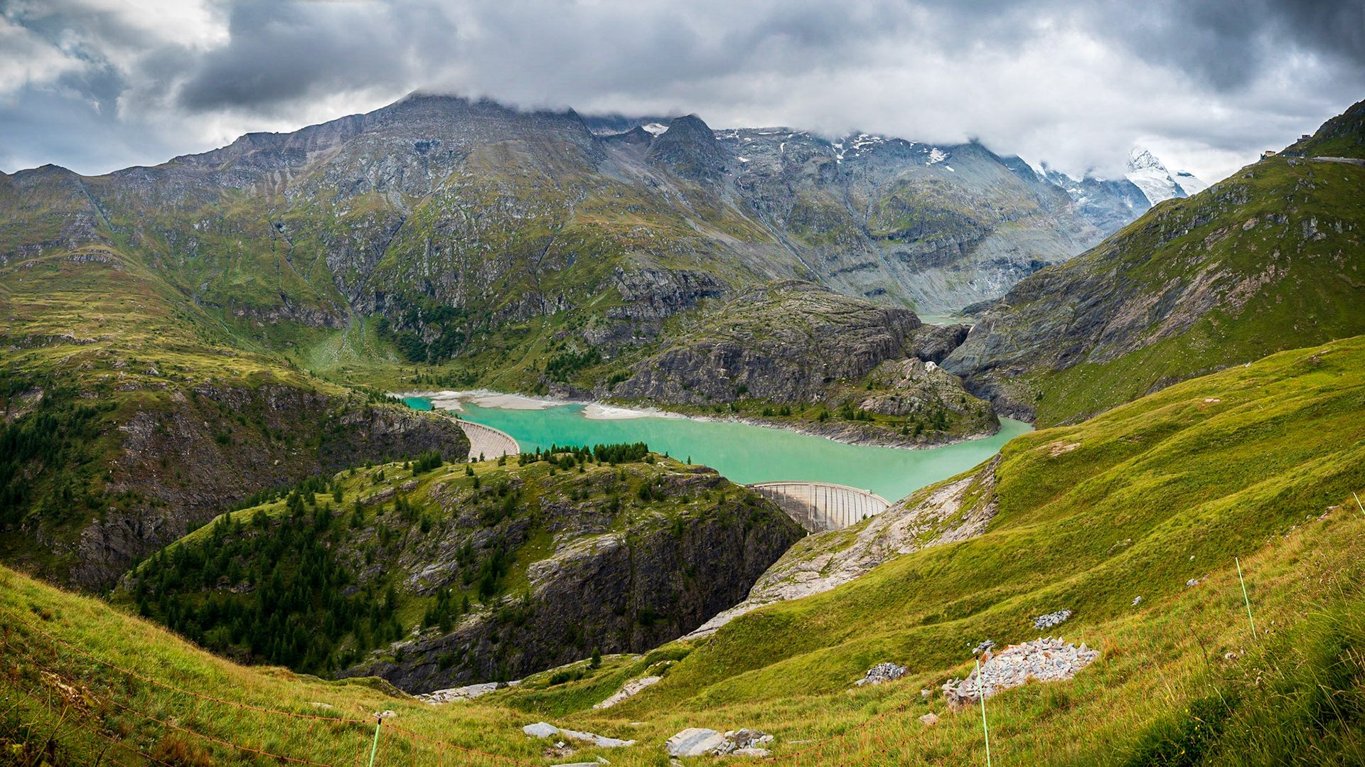 This lake has can store around 3,2 Mio. m3 Water. Its located at the foot of mount Großglockner in 2000 meters above sealevel. In the upper right corner you can spot the road to the next stop!
