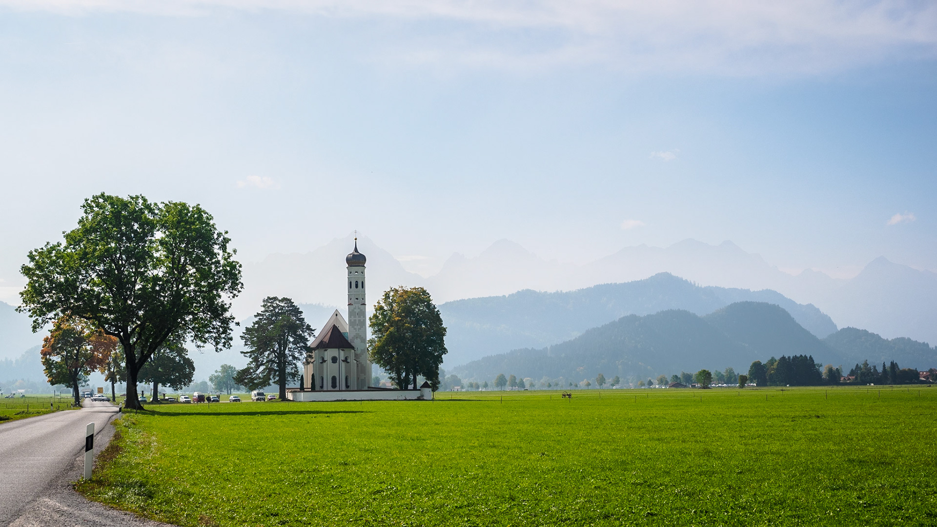 Die barocke Colomanskirche liegt bei Schwangau in Bayern. Sie entstand in ihrer heutigen Form im 17. Jahrhundert auf einem Vorläuferbau, der zu Ehren des heiligen Koloman errichtet wurde. Der irische Pilger soll im Sommer 1012 bei seiner Pilgerreise ins Heilige Land an dieser Stelle gerastet haben. Die Kirche ist wegen ihrer Lage am Fuß der Schwangauer Berge und der Nähe zum weltbekannten Schloss Neuschwanstein eine der bekanntesten Sehenswürdigkeiten Bayerns.