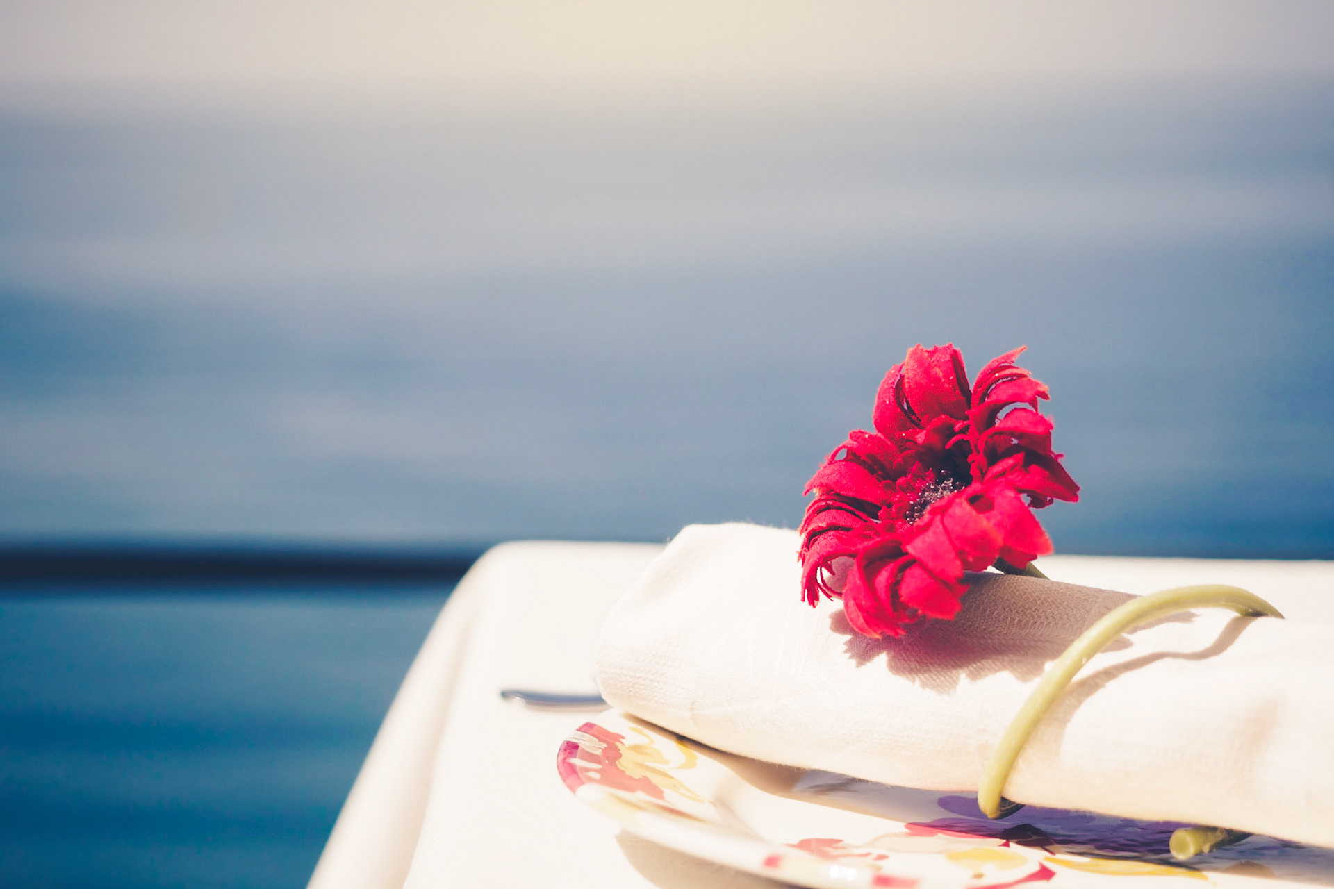 Isn't this a beautiful table arrangement? Seen at the shore of Camogli.