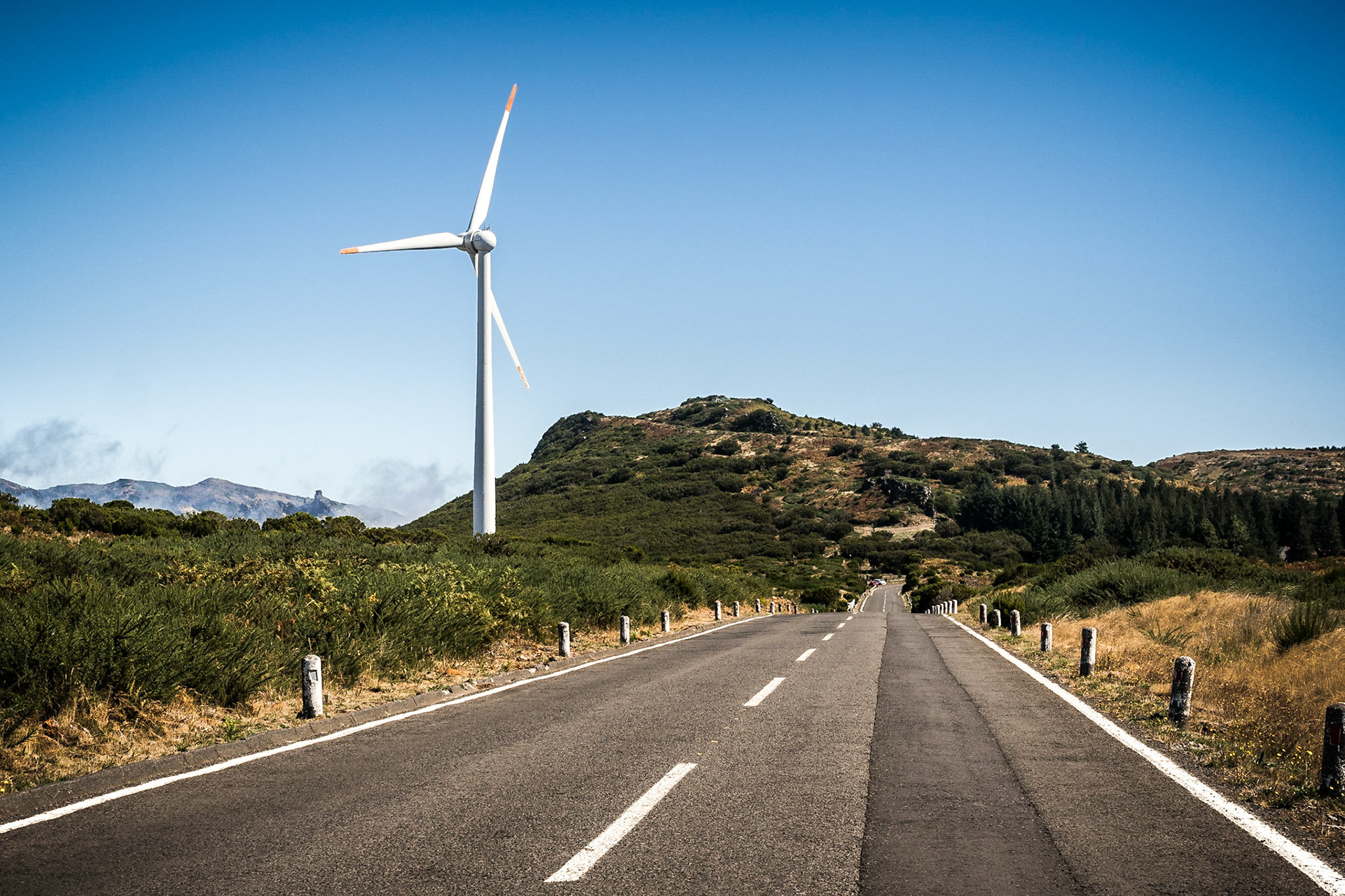 Would you believe me if I tell you that this photo was taken about 5 km away from the magical forest you can see in my earlier shots?Here you see the open highland of Madeira. The wind is blowing quite strong from the cold northern side of the iisland up to the highland. Thats why there are many wind turbines like this one up here. In 2013 they produced over 46.2 MW of energy for the population of this beautiful island!