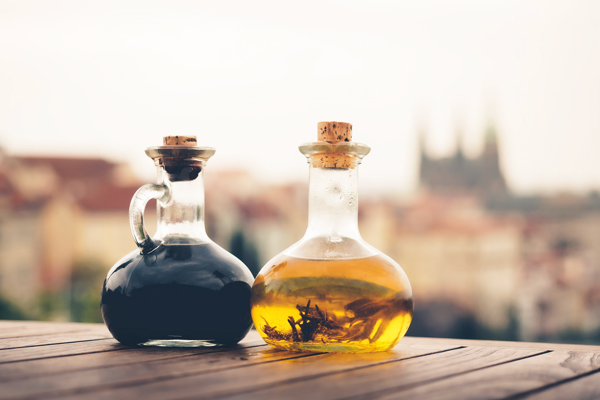 The special ingredients for a wonderful city trip? Good food and historical buildings! In the back you can see the outline of the famous "Veitsdom" = "St. Vitus Cathedral"