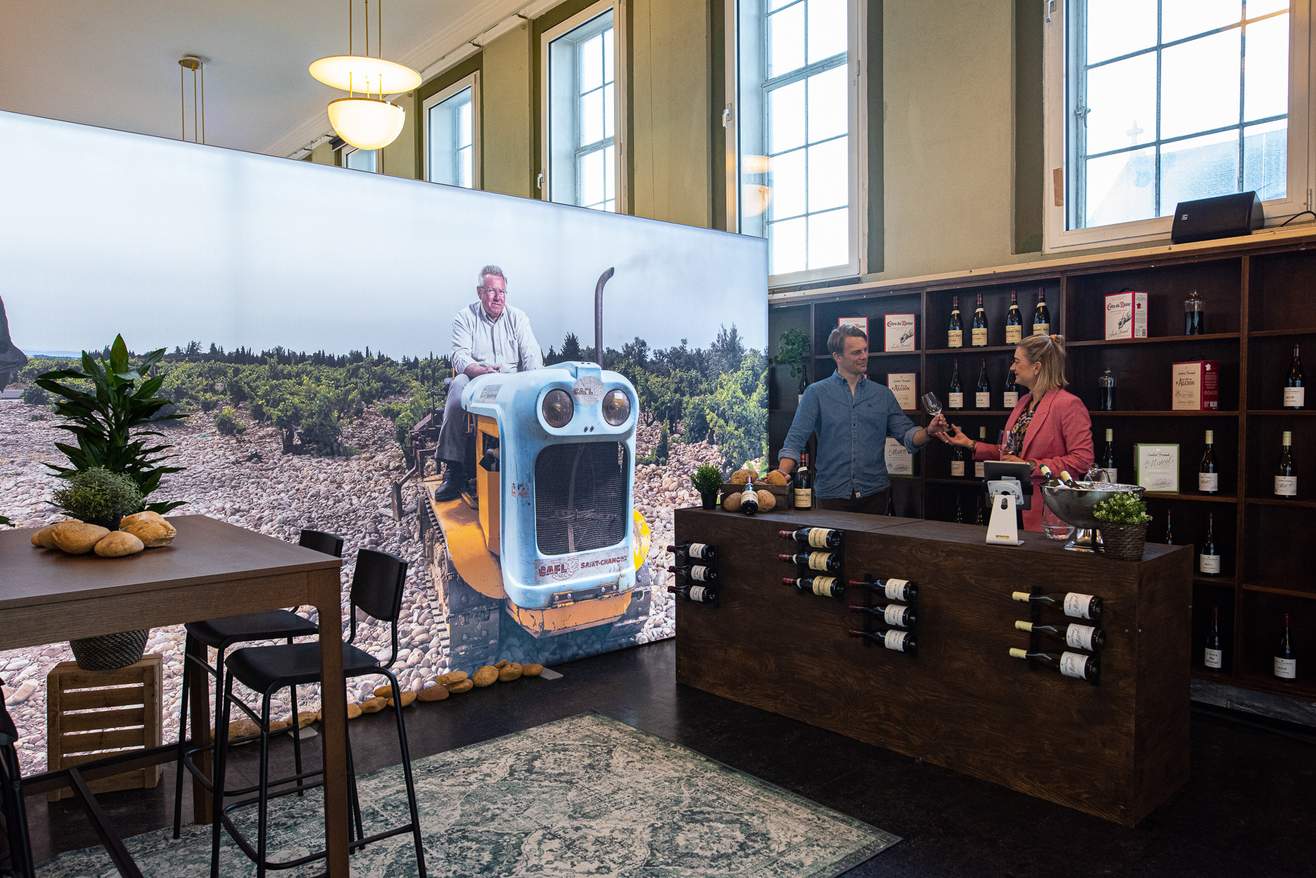 Anora, Ett Glass Deichmann