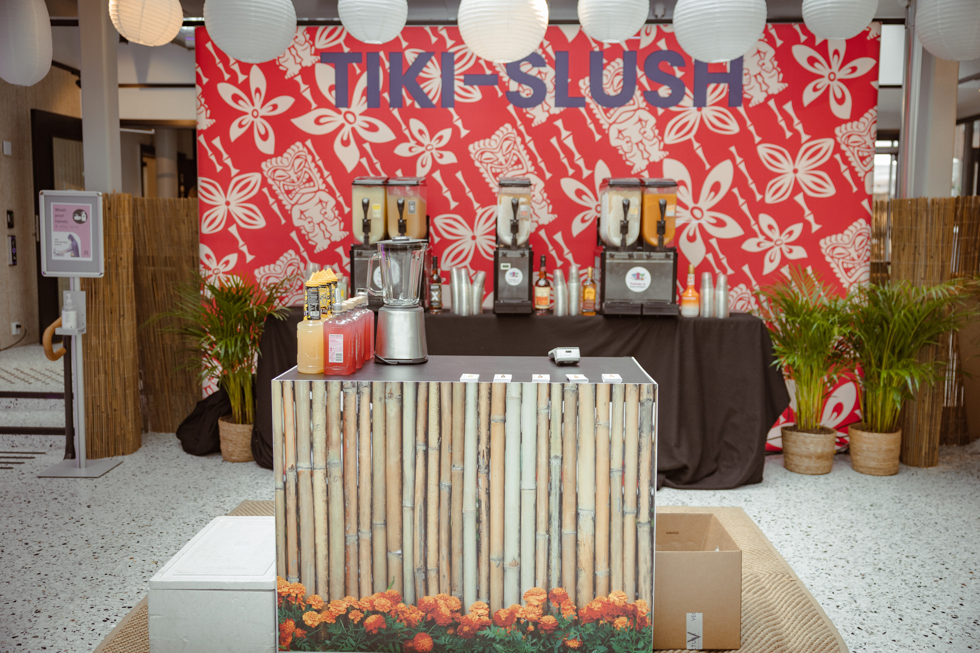 Anora, Ett Glass. Rebel