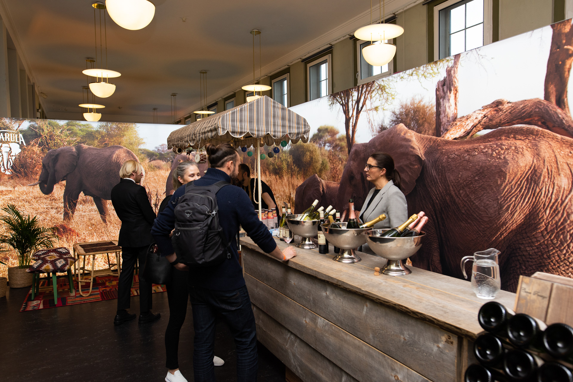 Anora, Ett Glass Deichmann