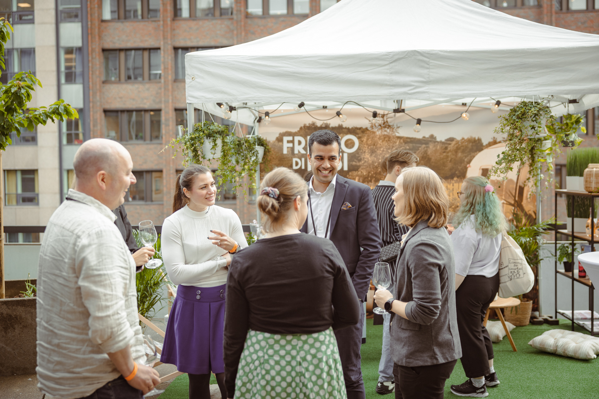 Anora, Ett Glass. Rebel