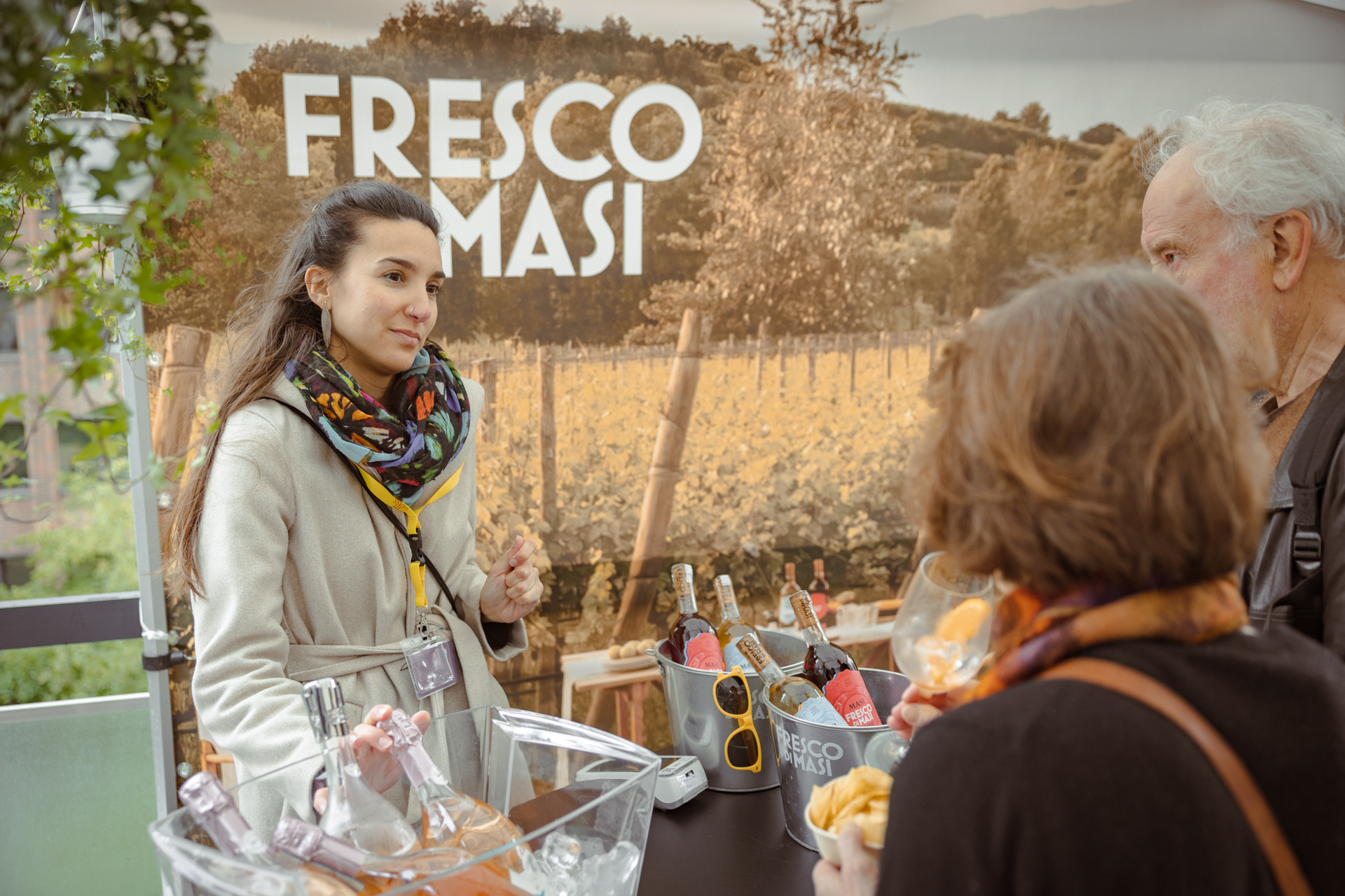 Anora, Ett Glass. Rebel