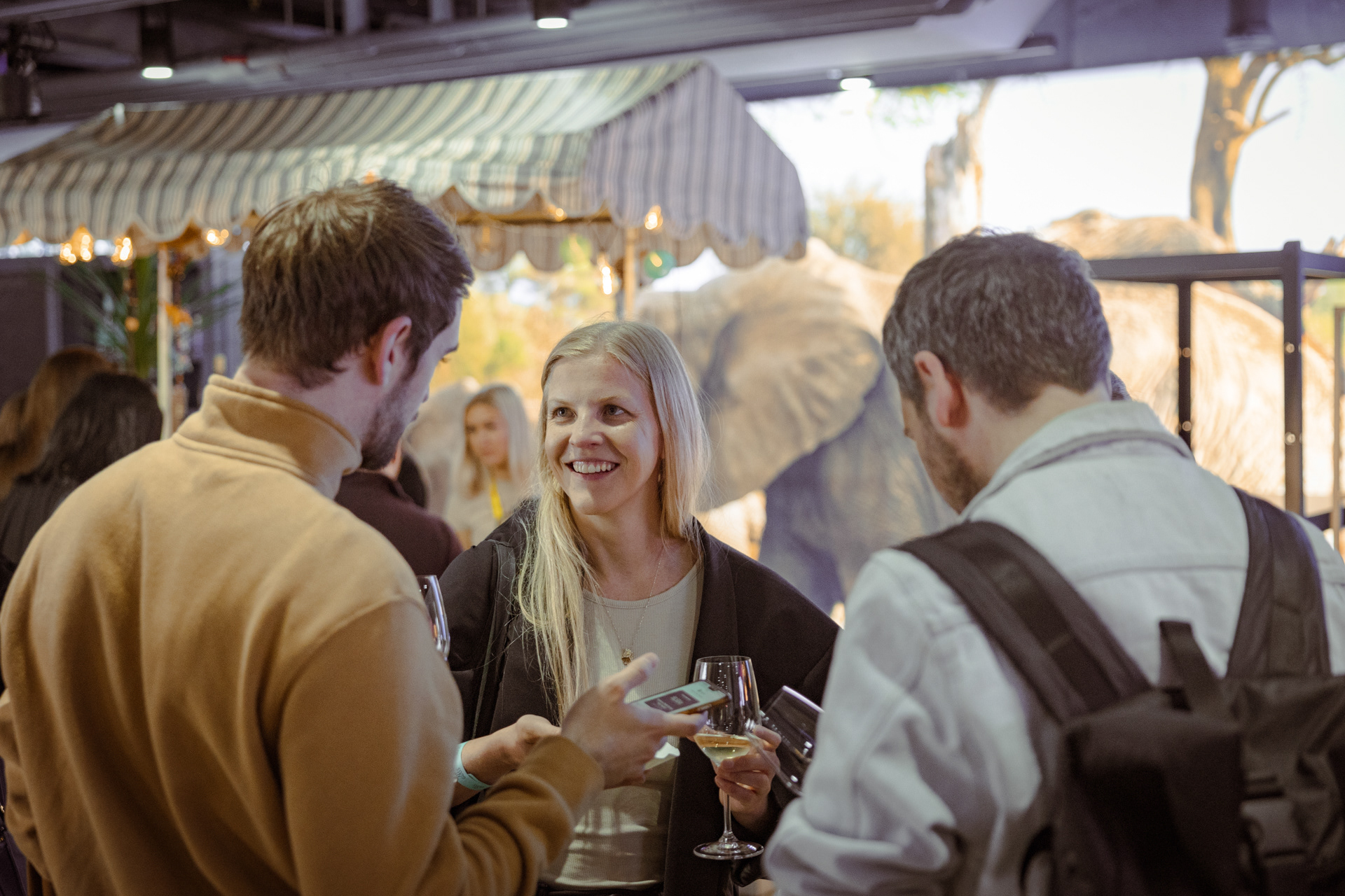 Anora, Ett Glass. Rebel