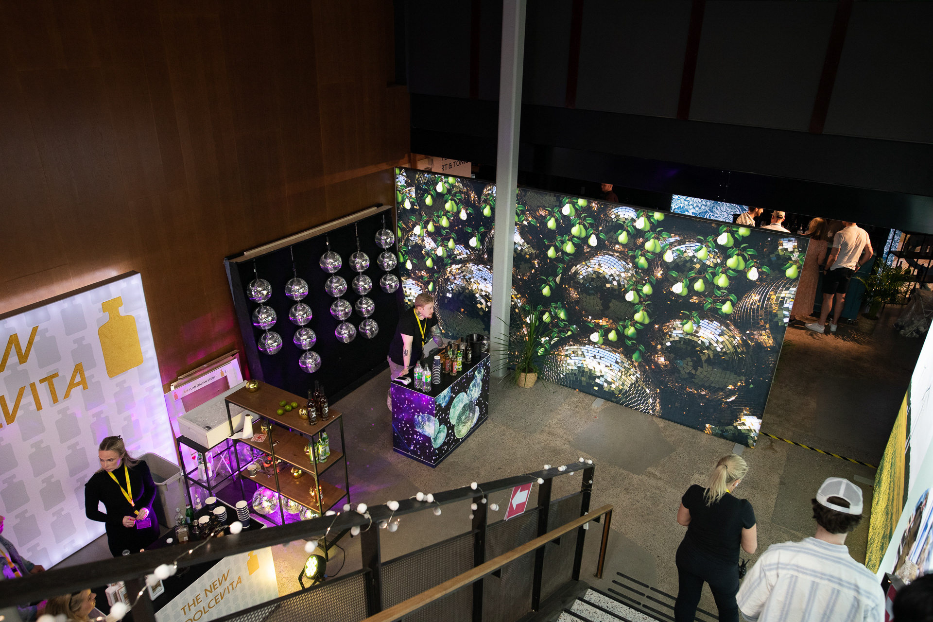 Anora, Ett Glass. Rebel