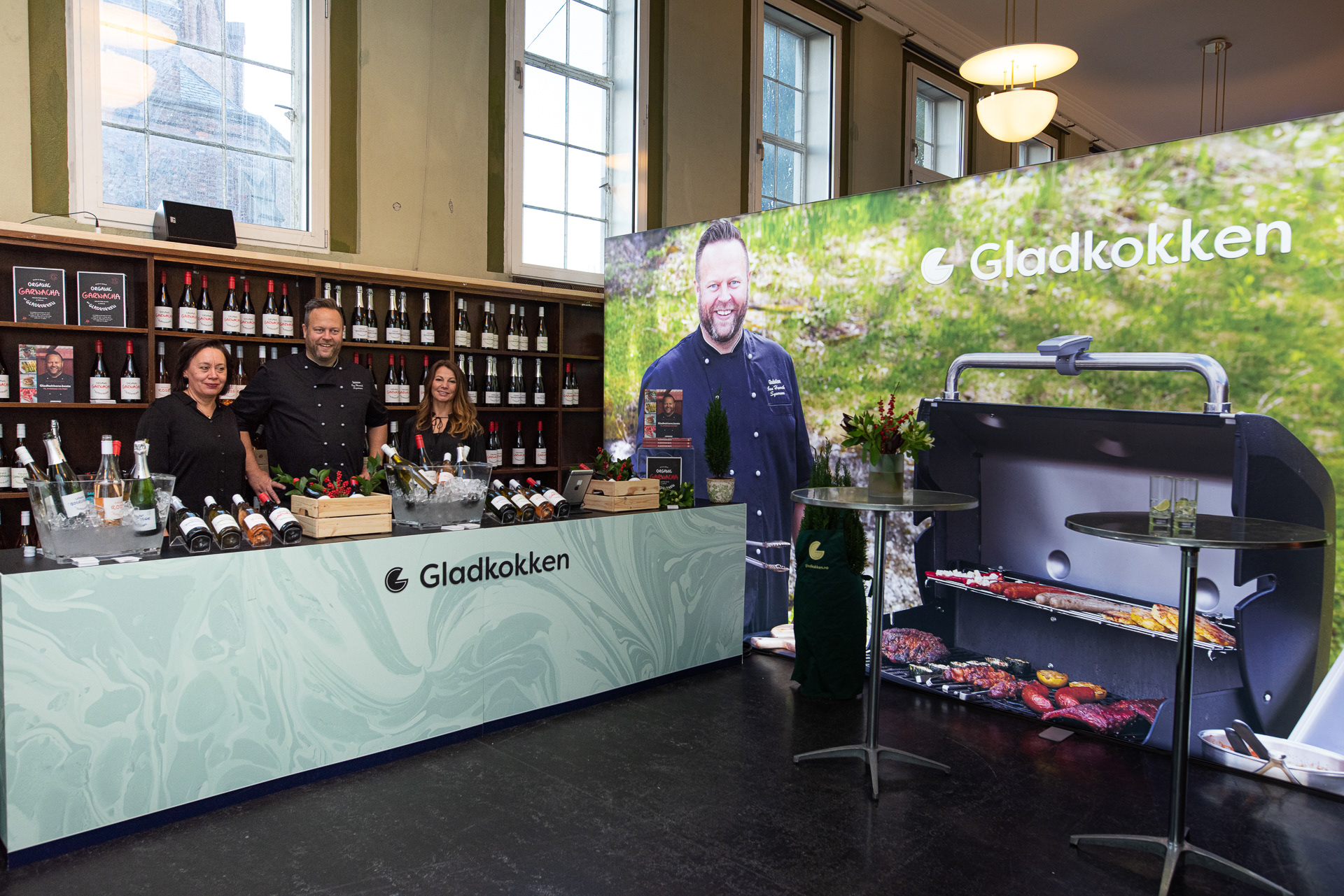 Anora, Ett Glass Deichmann