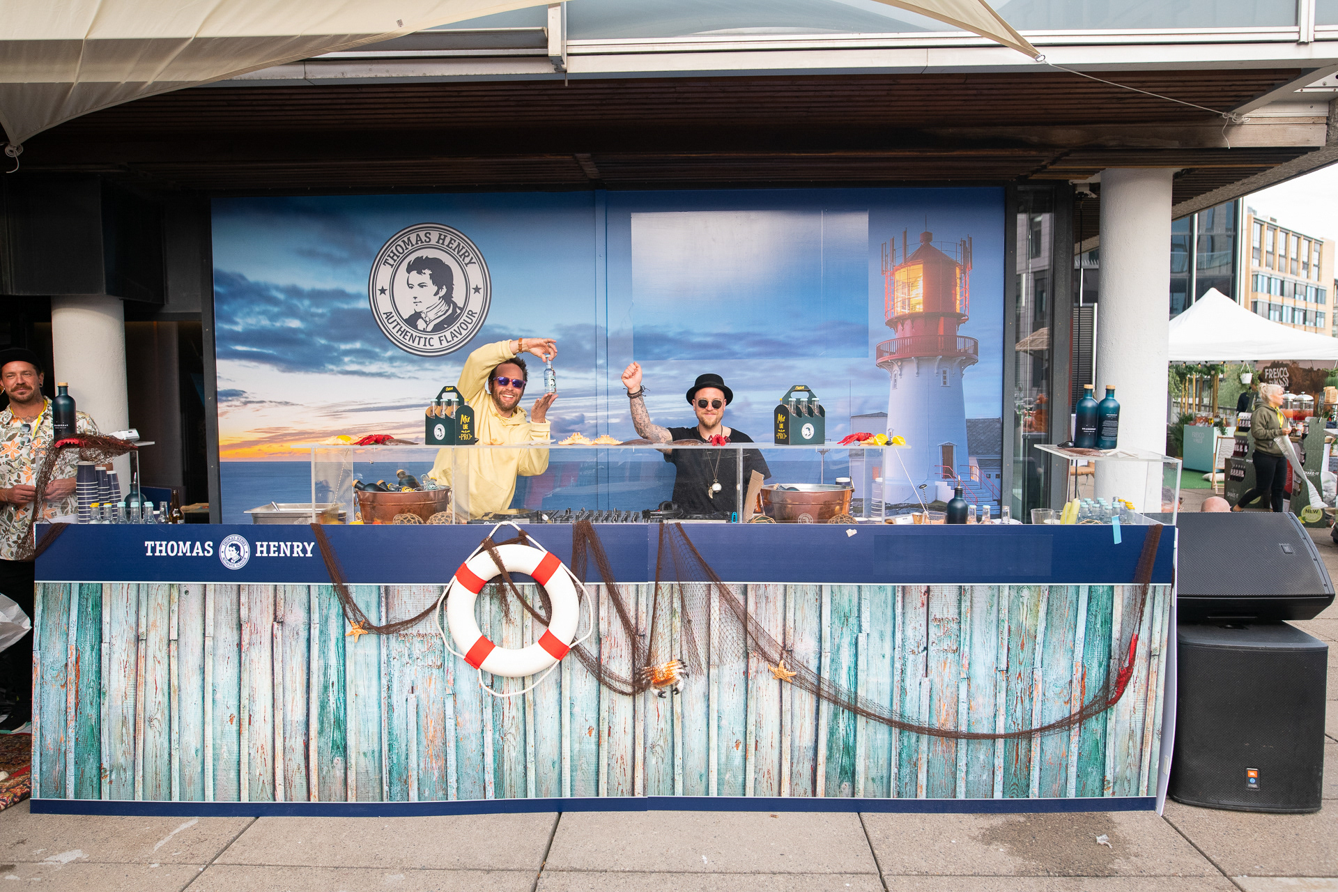 Anora, Ett Glass. Rebel