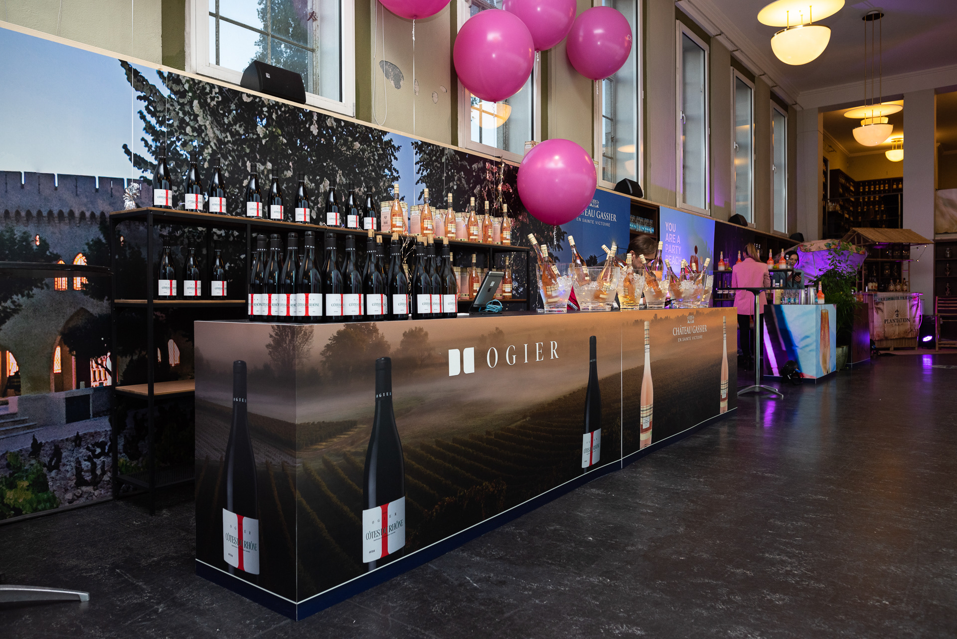 Anora, Ett Glass Deichmann