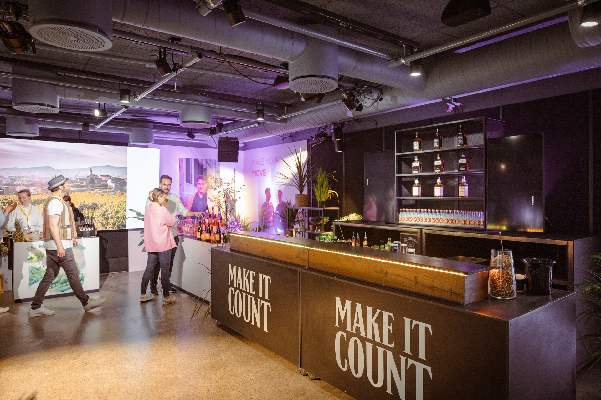 Anora, Ett Glass. Rebel