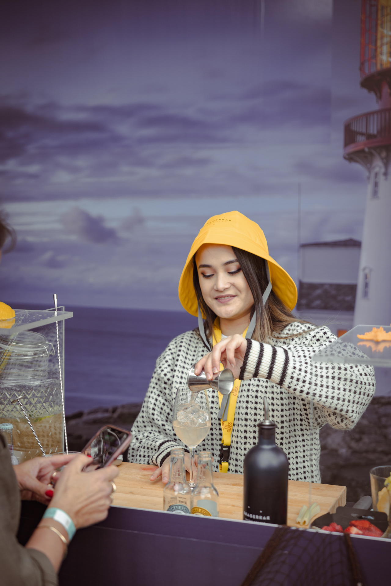 Anora, Ett Glass. Rebel