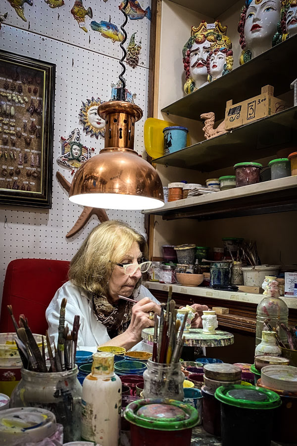 Artizan paining ceramics