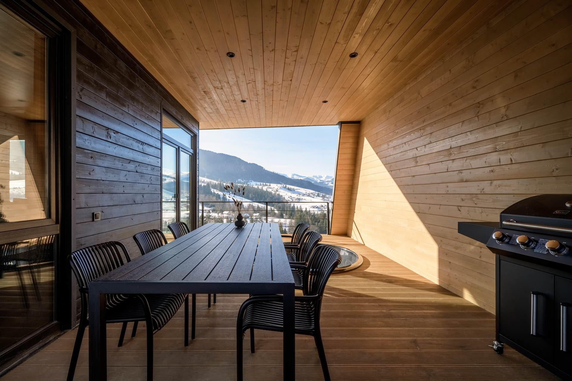 Зона барбекю на терасі з обладнанням для приготування та панорамним краєвидом Карпат