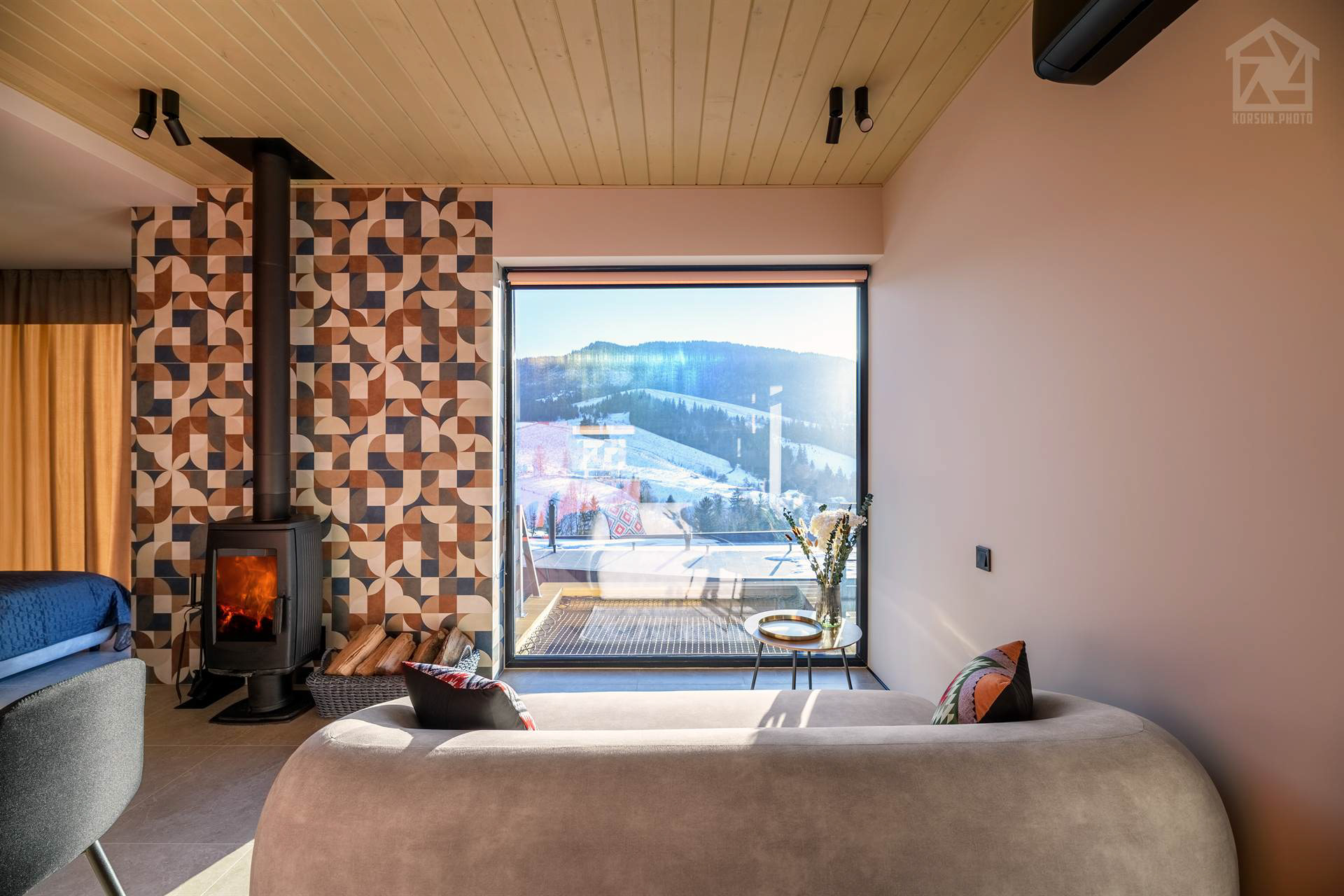 Вітальня з панорамним склінням та компактним, але відкритим плануванням