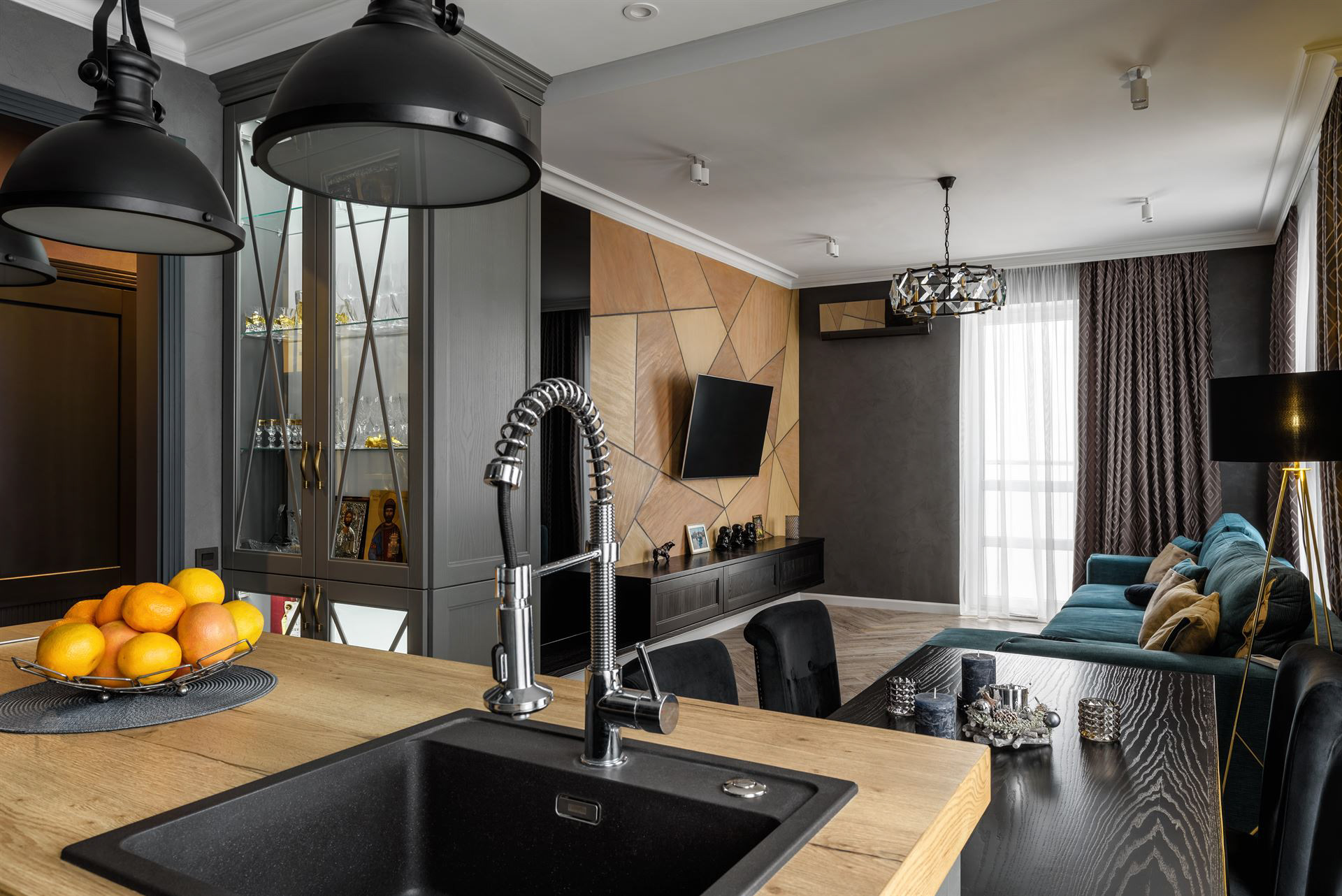 фільмування кухні у дворівневому інтер'єрі - фотограф нерухомості Львів