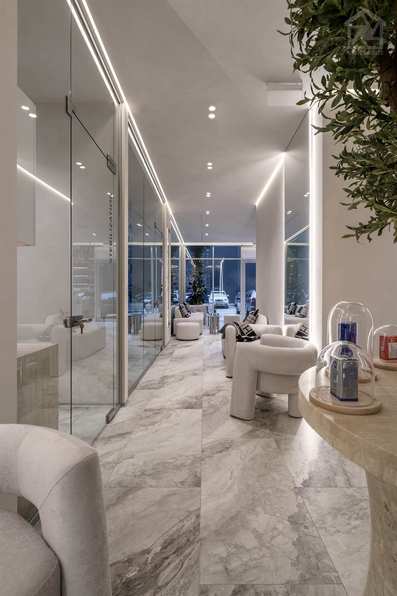 Декорований коридор із чистими лініями та лаконічними світильниками