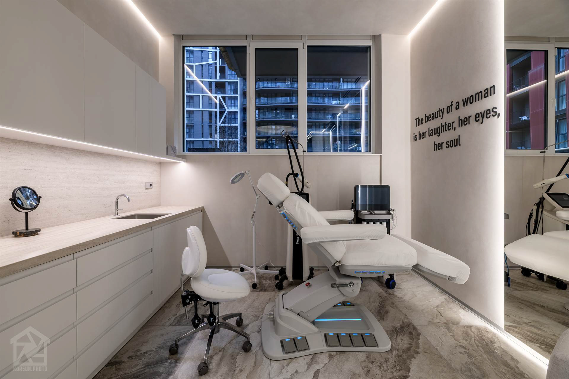 Кабінет процедур із сучасним обладнанням та світлим оформленням