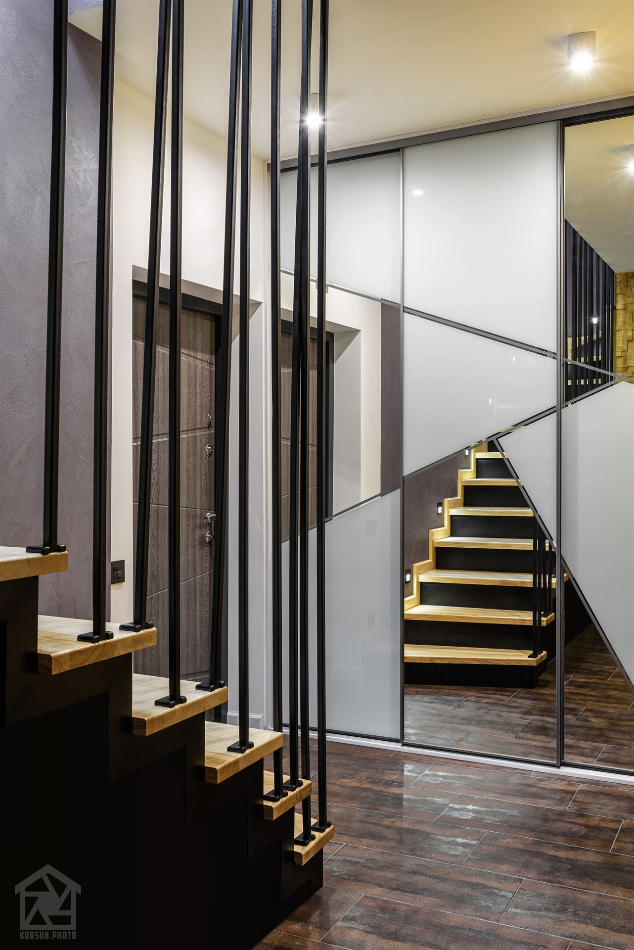 фільмування сходів у передпокої дворівневого інтер'єру - фотограф нерухомості Львів