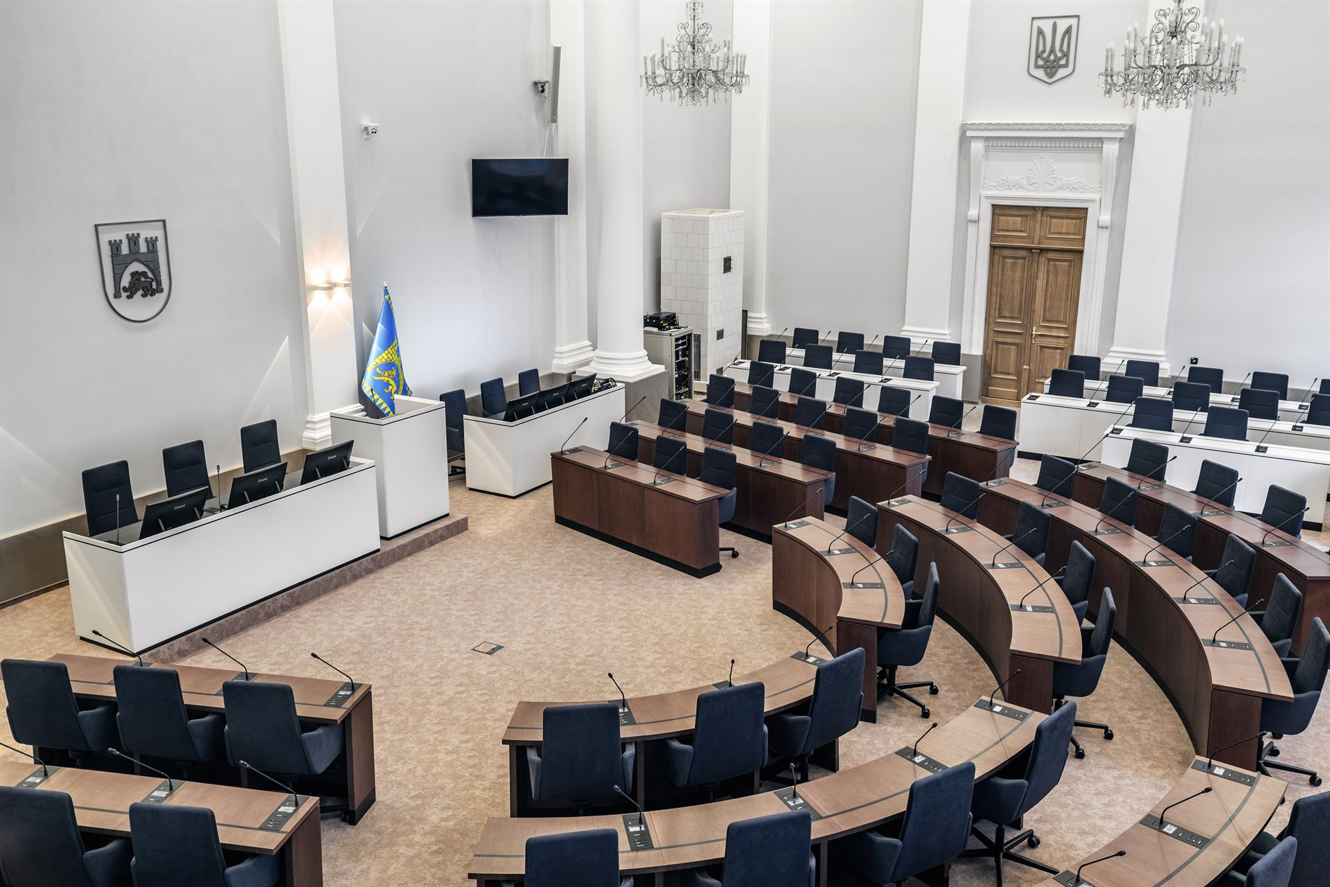 фільмування трибуни з гербом в інтер'єрі Великої сесійної зали Львівської міської Ради - фотограф нерухомості Львів