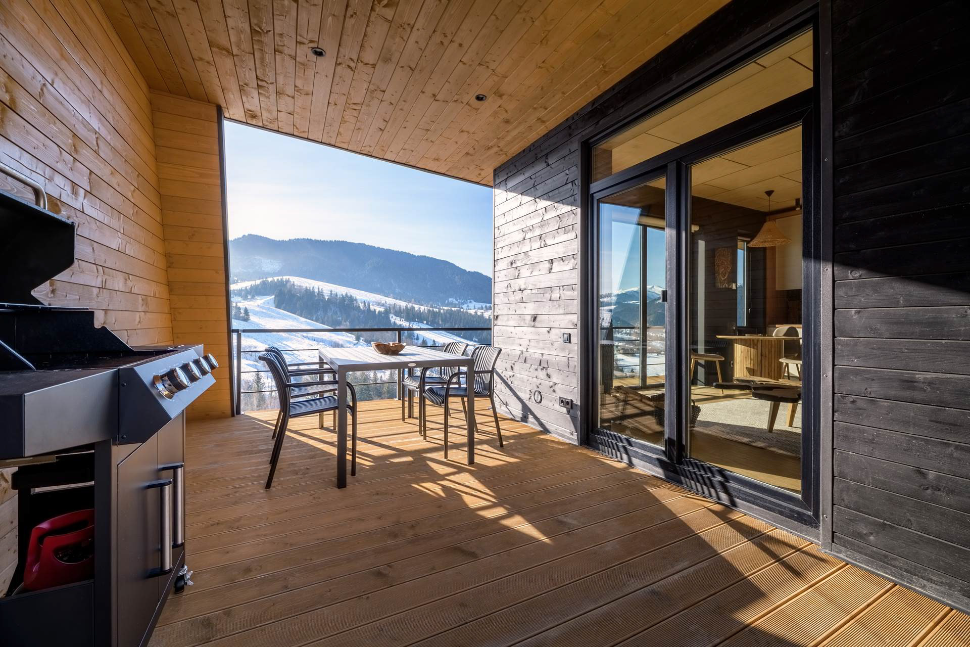 Зона барбекю на терасі з обладнанням для приготування та відкритим краєвидом Карпат