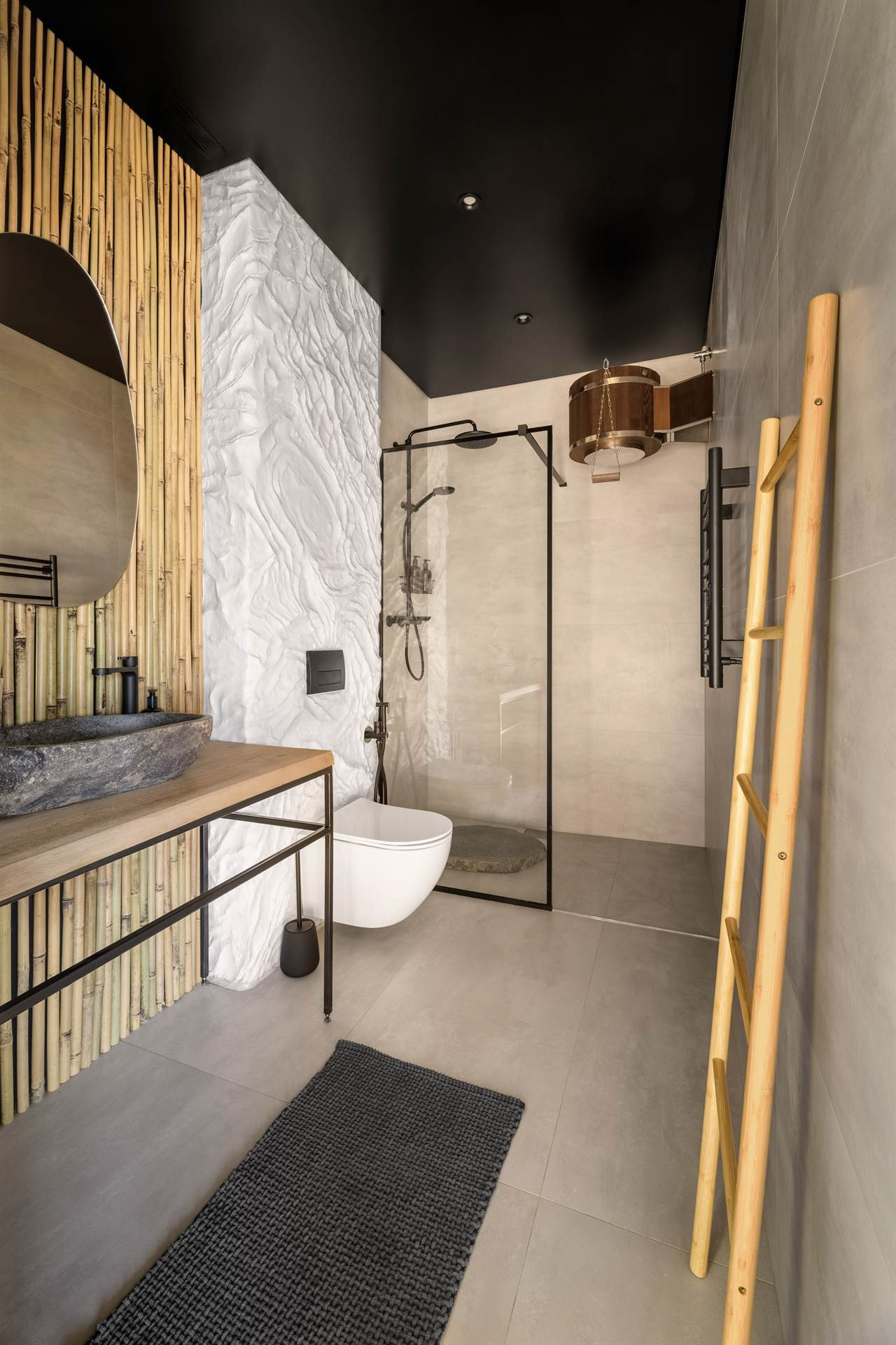 Деталь текстурованої стіни та вбудованої ніші з підсвіткою