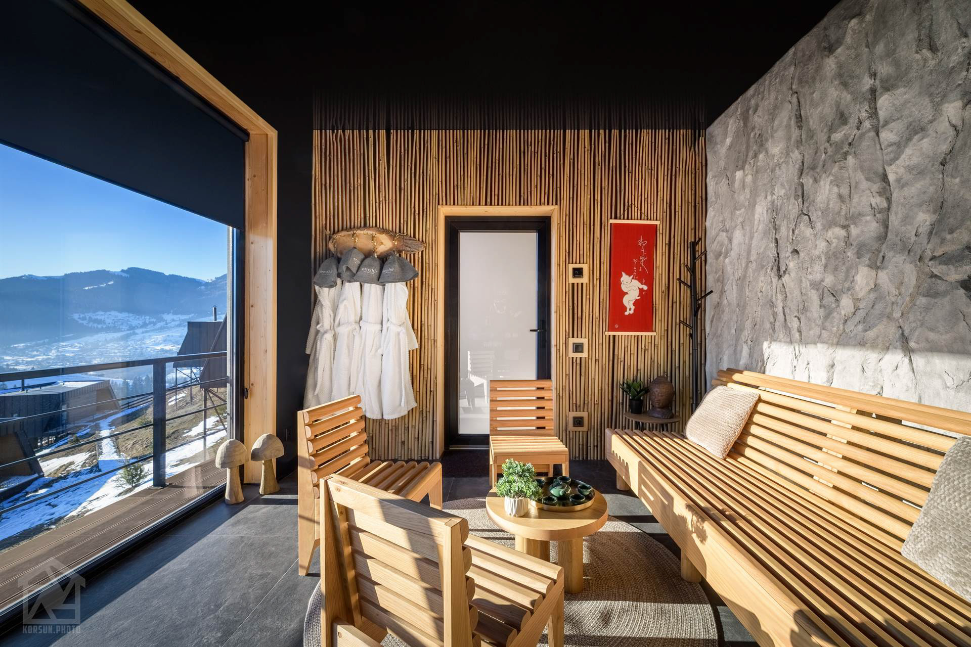 Загальний вигляд зали відпочинку зі східними мотивами в декорі