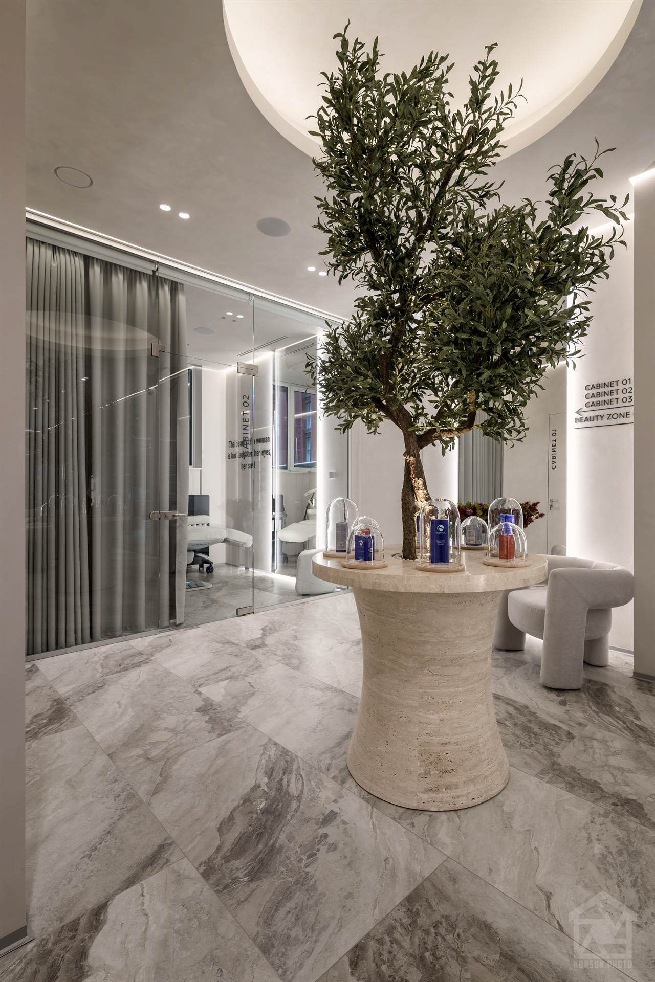 Світлові лінії стелі, що підкреслюють глибину затишного інтер’єру