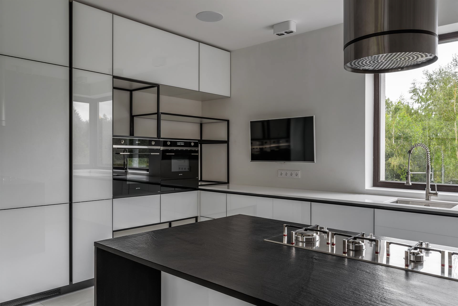 зйомка функціонального кухонного інтер'єру для портфоліо студії дизайну — фотограф інтер'єру та архітектури західна Україна