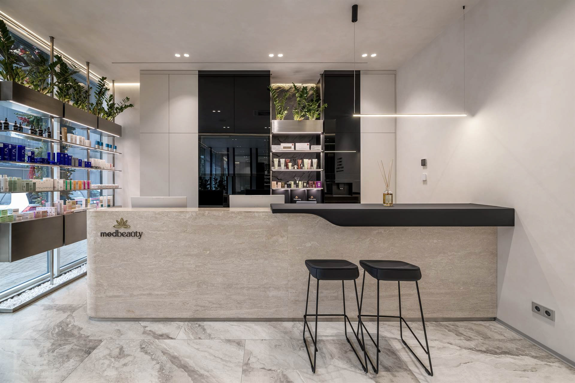 Інтер’єр холу б’юті клініки з світлими стінами та природним світлом