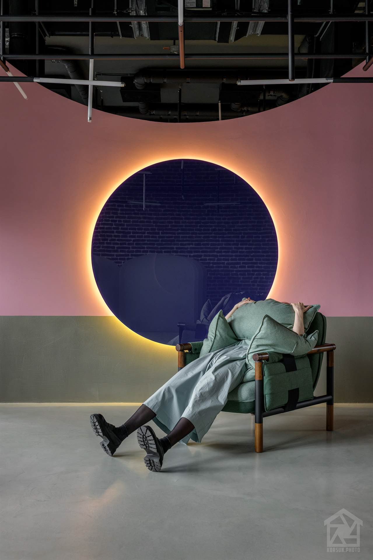 зйомка дизайнерських крісел від Susy Space в інтер'єрі — професійний фотограф меблів у Львові