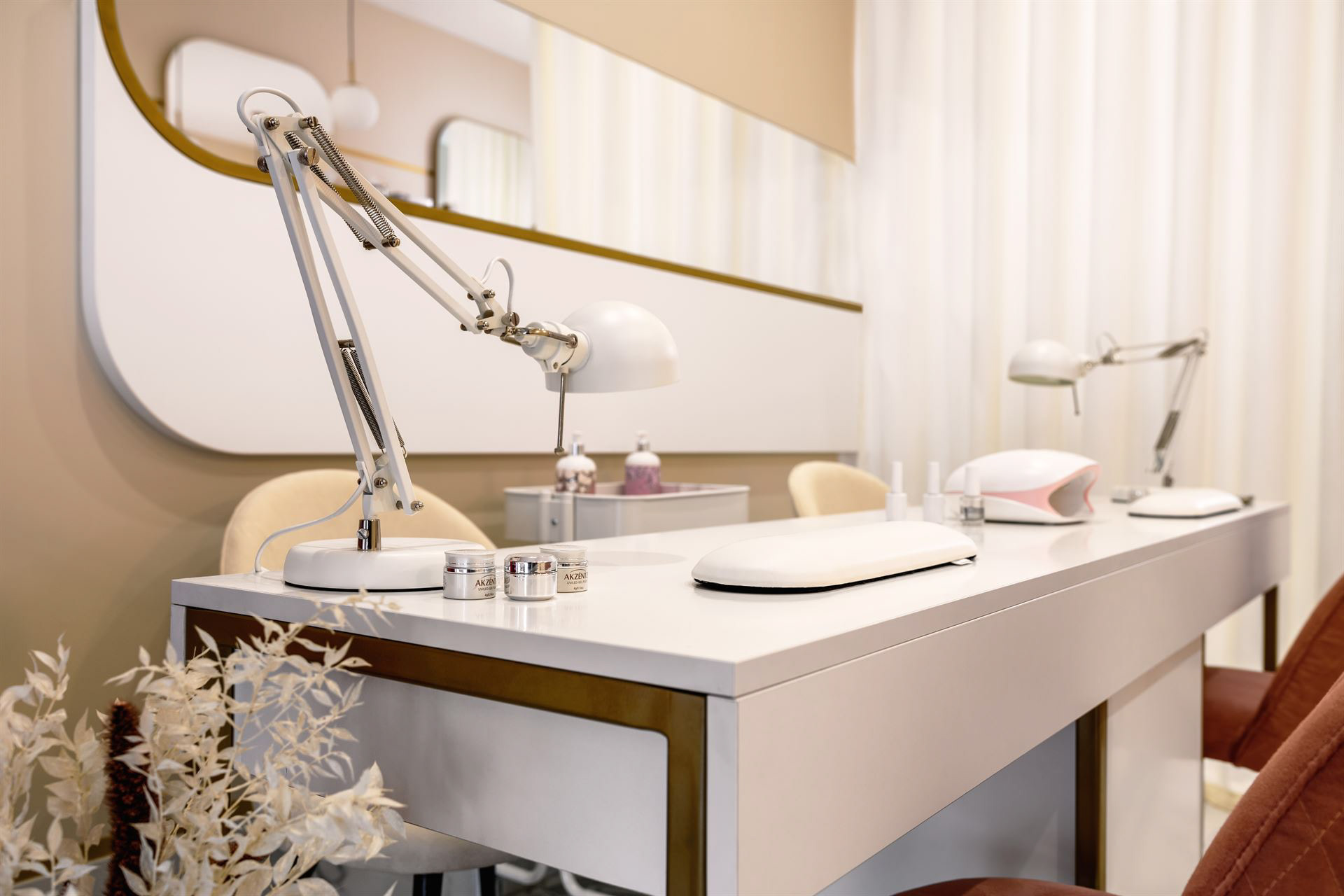 акцентований ракурс робочих місць у реалізованому проєкті nail studio — фотограф інтер'єру та архітектури у Львові