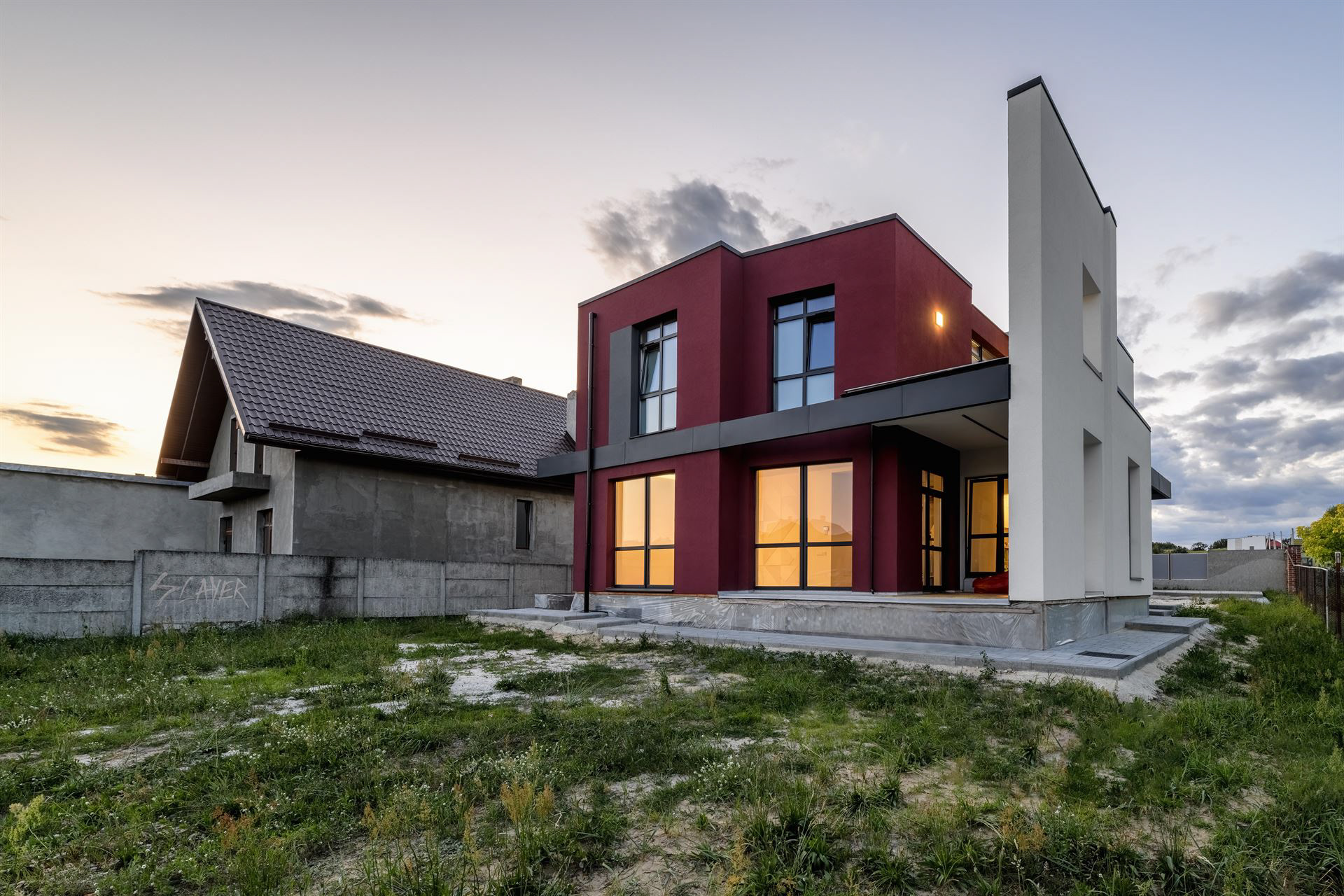 вечірня зйомка заднього фасаду будинку у передмісті Львова — професійний архітектурний фотограф у Львові