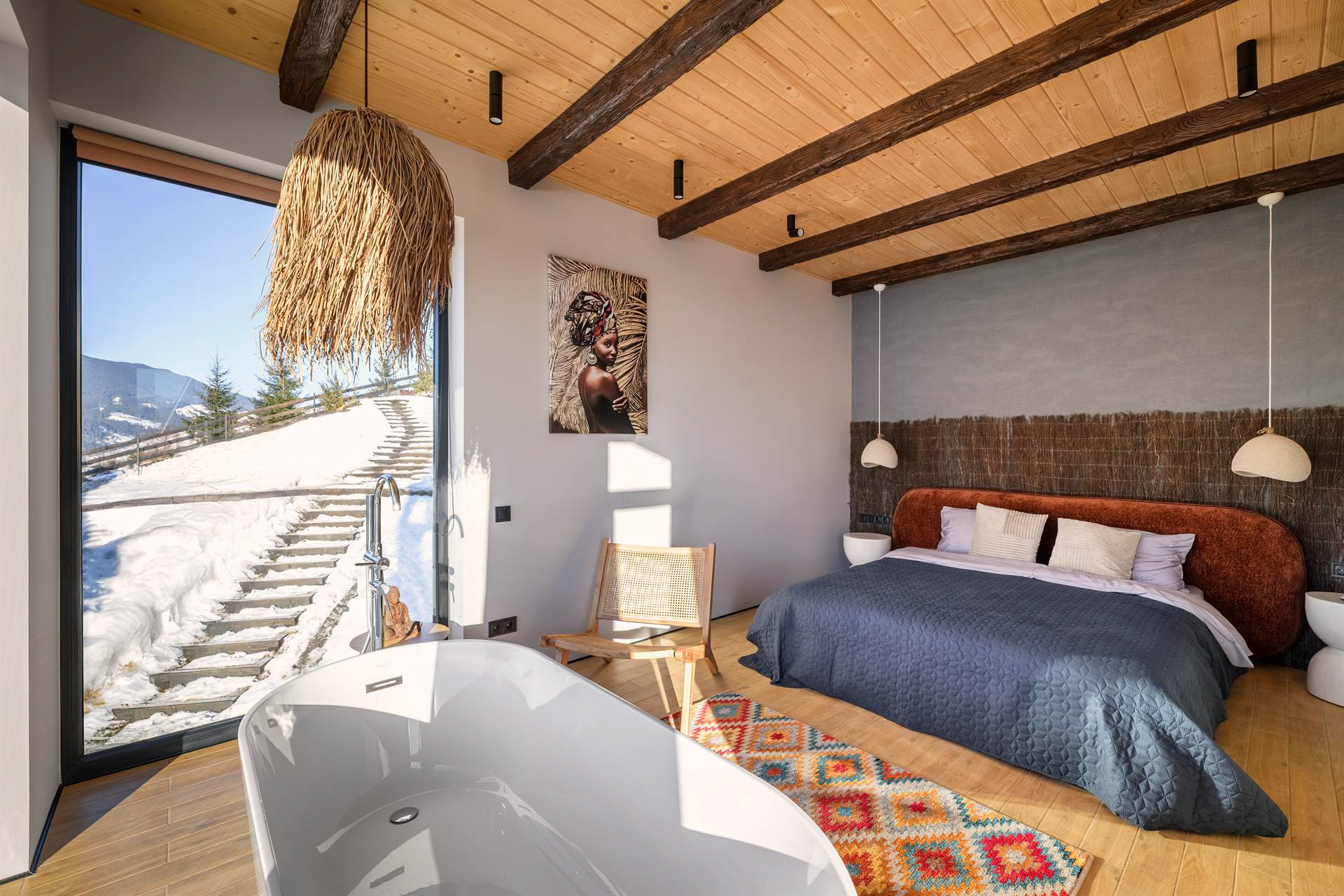 Ванна зона біля вікна з відкритим краєвидом Карпат та натуральними матеріалами оздоблення