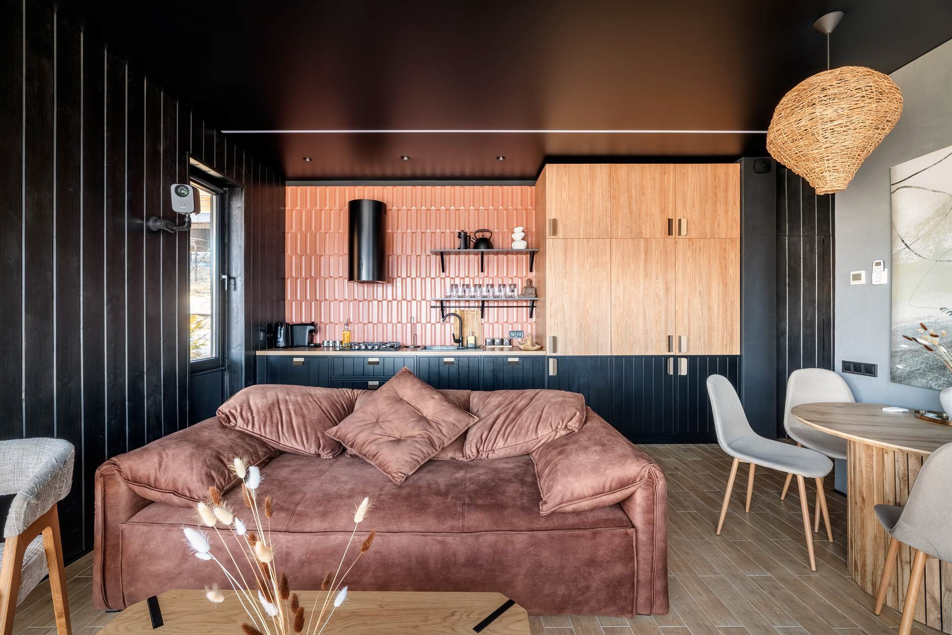 Зона відпочинку з м’якими диванами та натуральними матеріалами оздоблення