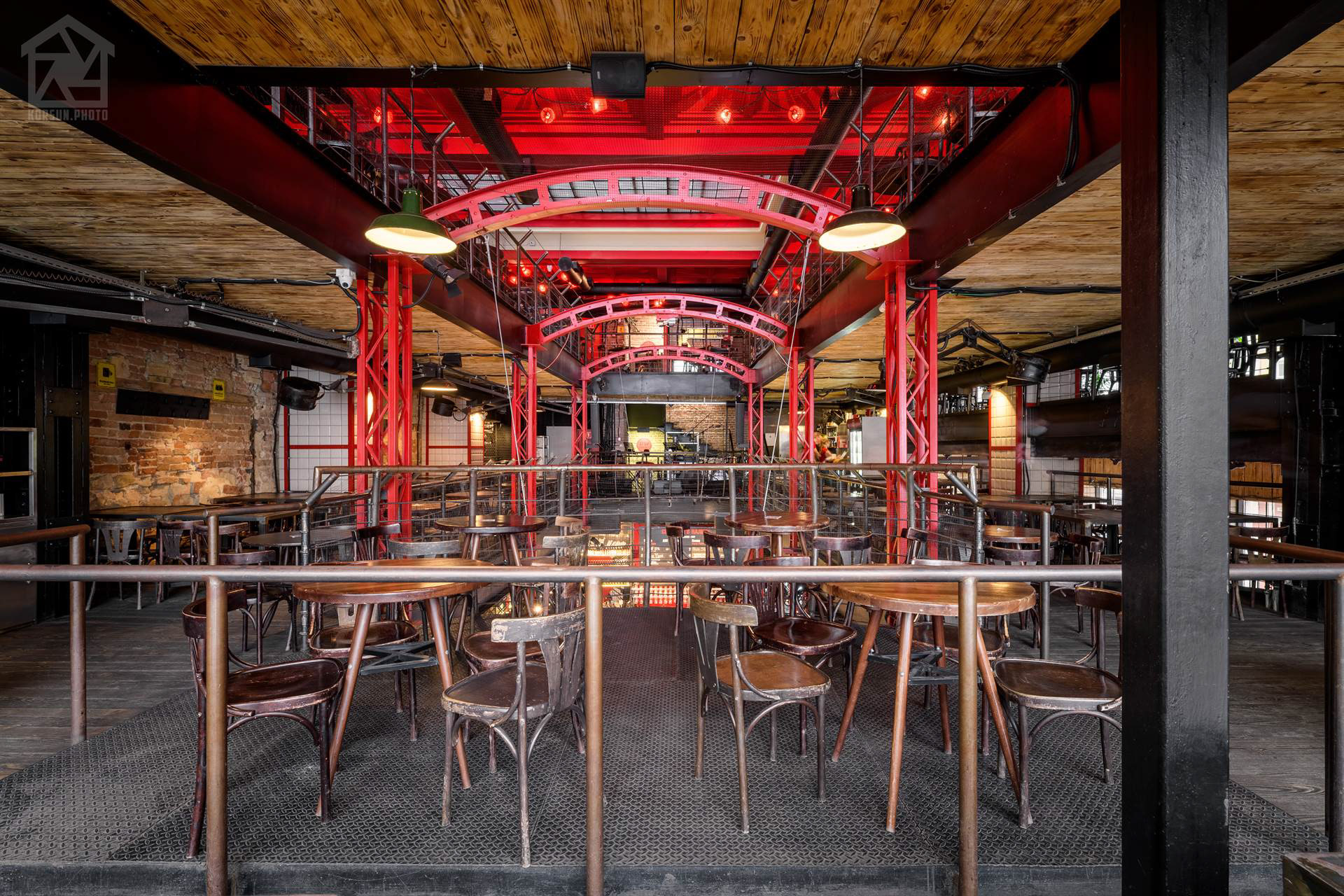зйомка інтер'єру пабу Правда з червоними акцентами — професійний фотограф архітектури Львів