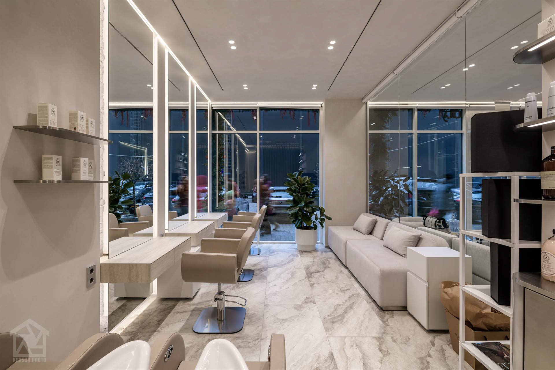 Велике панорамне вікно з природним світлом у просторі клієнтської зони