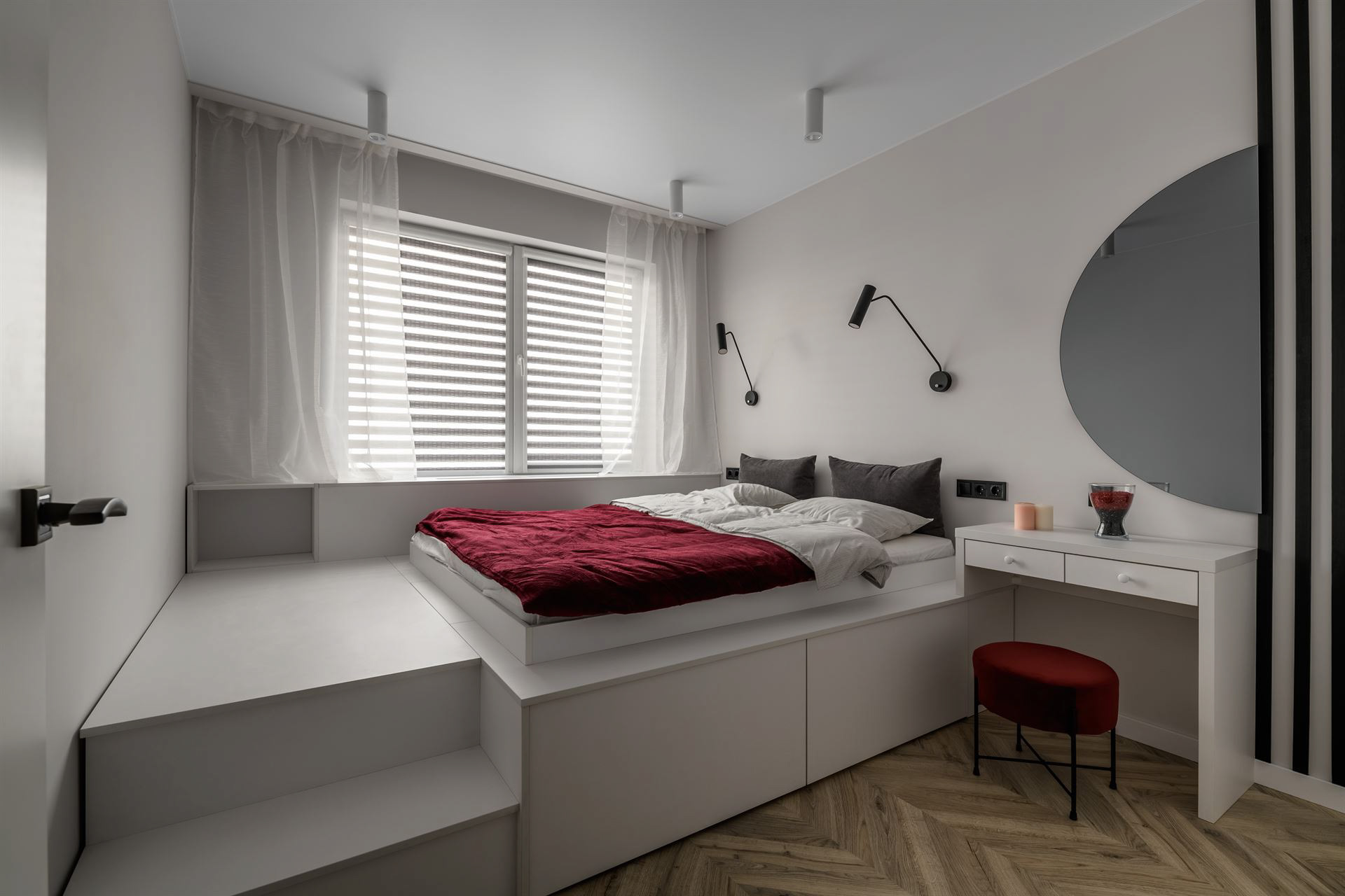 зйомка спальні з подіумом у сучасному житловому комплексі для продажу - фотограф нерухомості у Львові