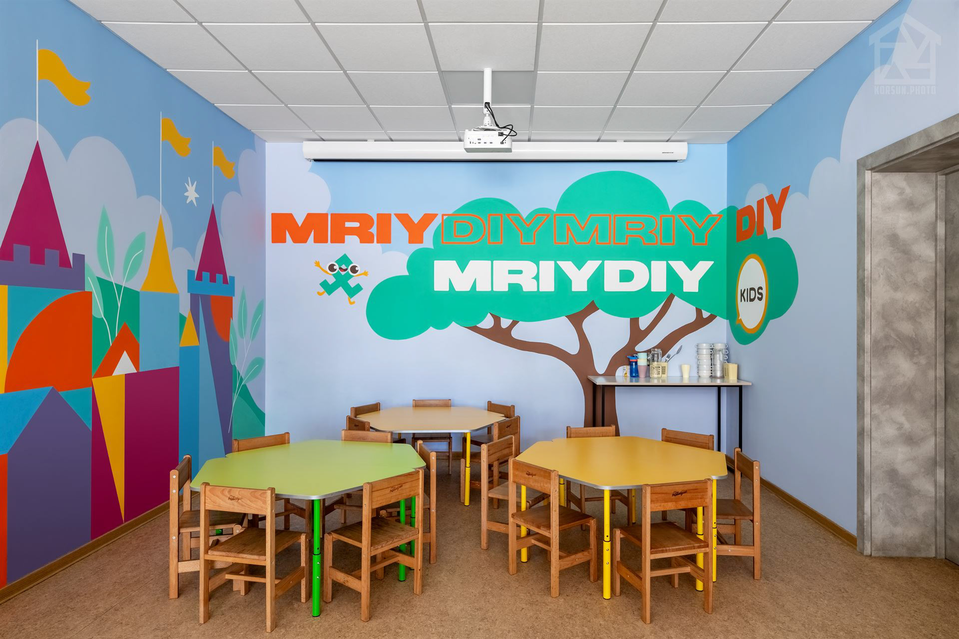 зйомка художнього розпису стін в дитячому садочку - фотограф інтер'єрів та архітектури у Львові