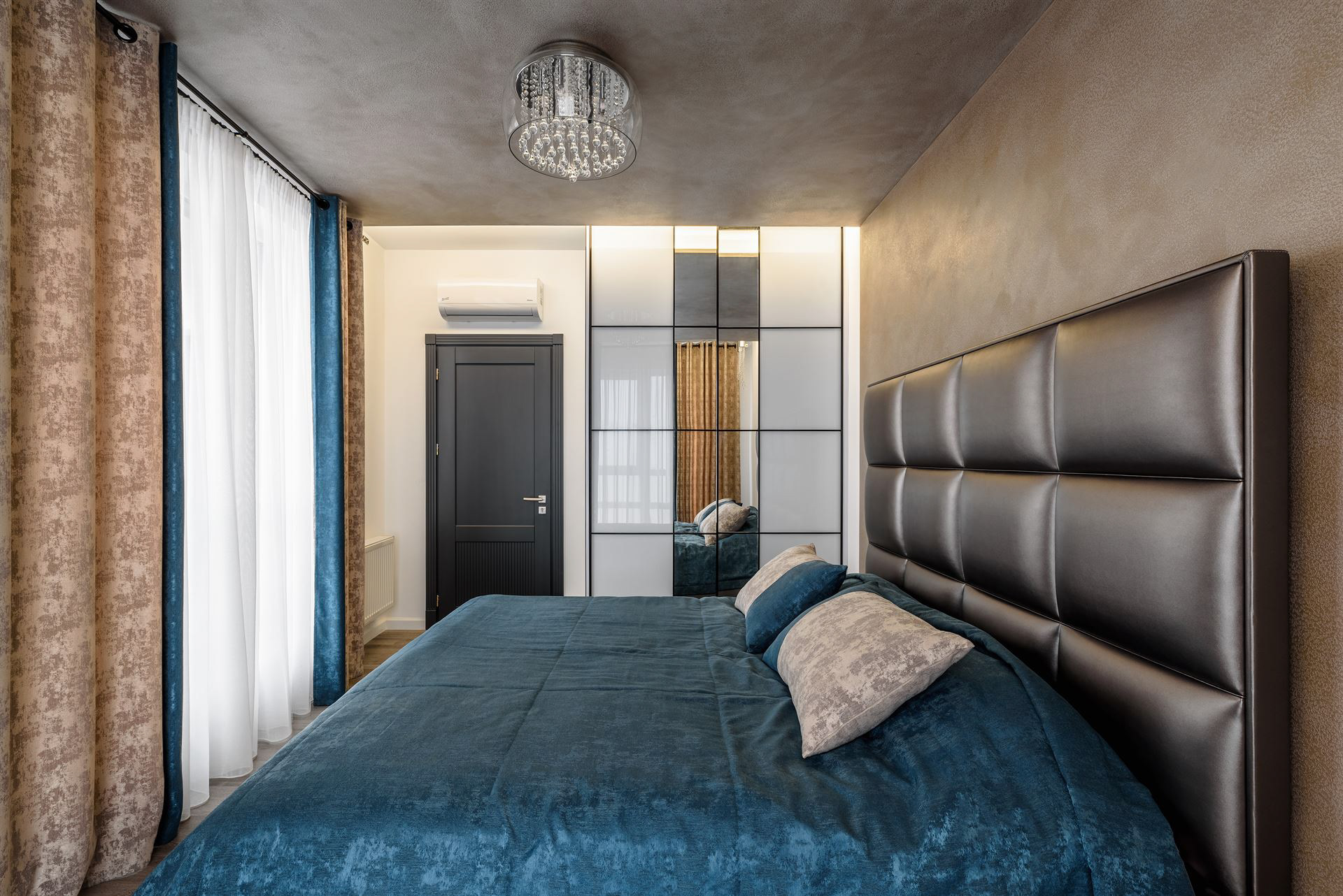 фільмування спальні у дворівневому інтер'єрі - фотограф нерухомості Львів