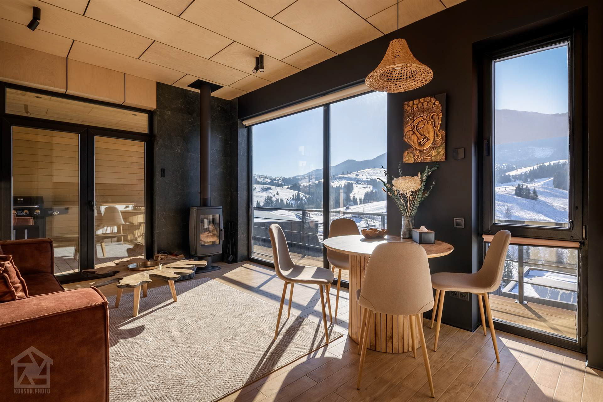 Обідня зона з легким столом і зручними кріслами