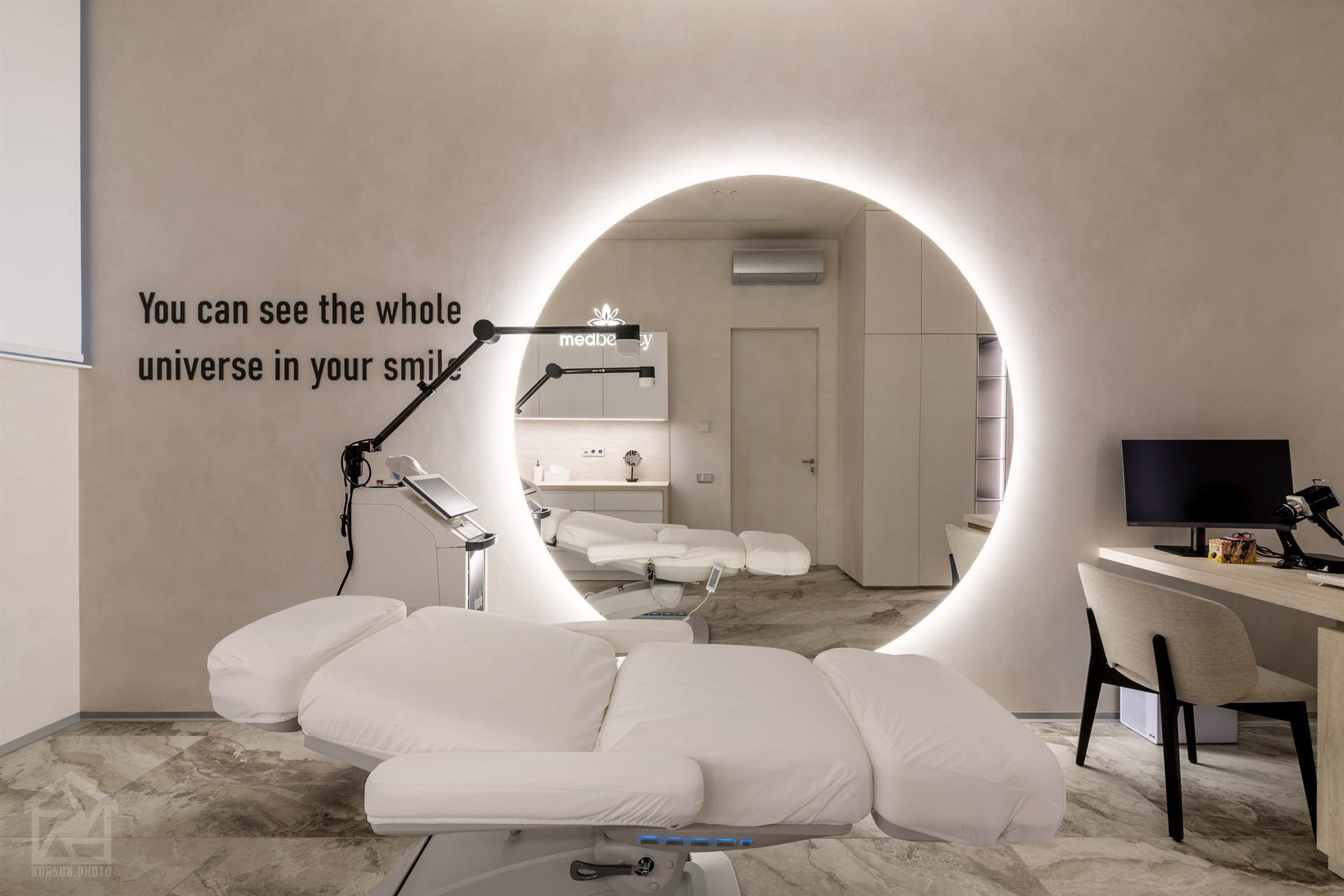 Робоче місце фахівця у косметологічному кабінеті з чистими поверхнями