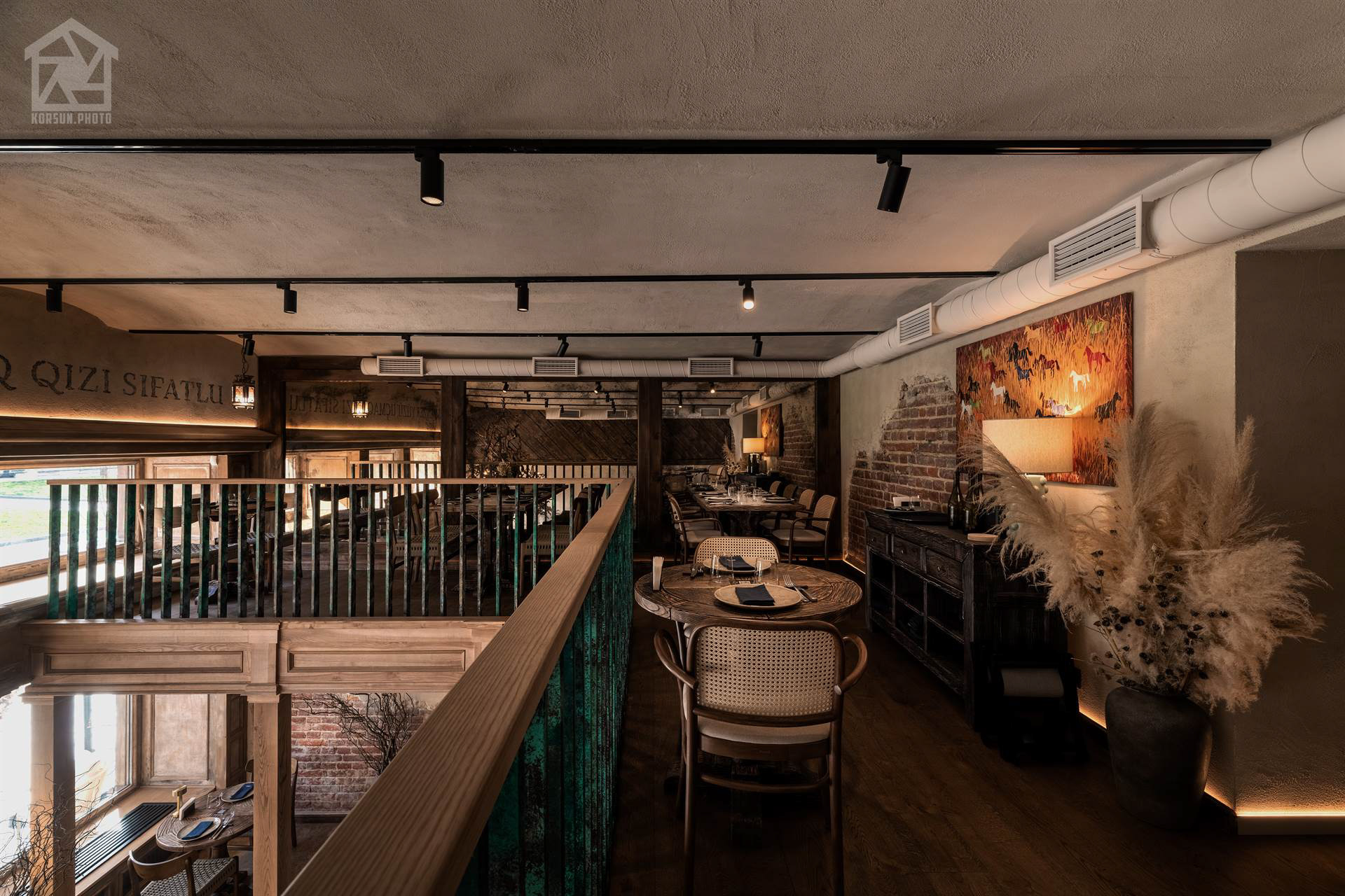 Галерея вздовж другого рівня — поєднання відкритої цегли, дерева і локальних світлових плям