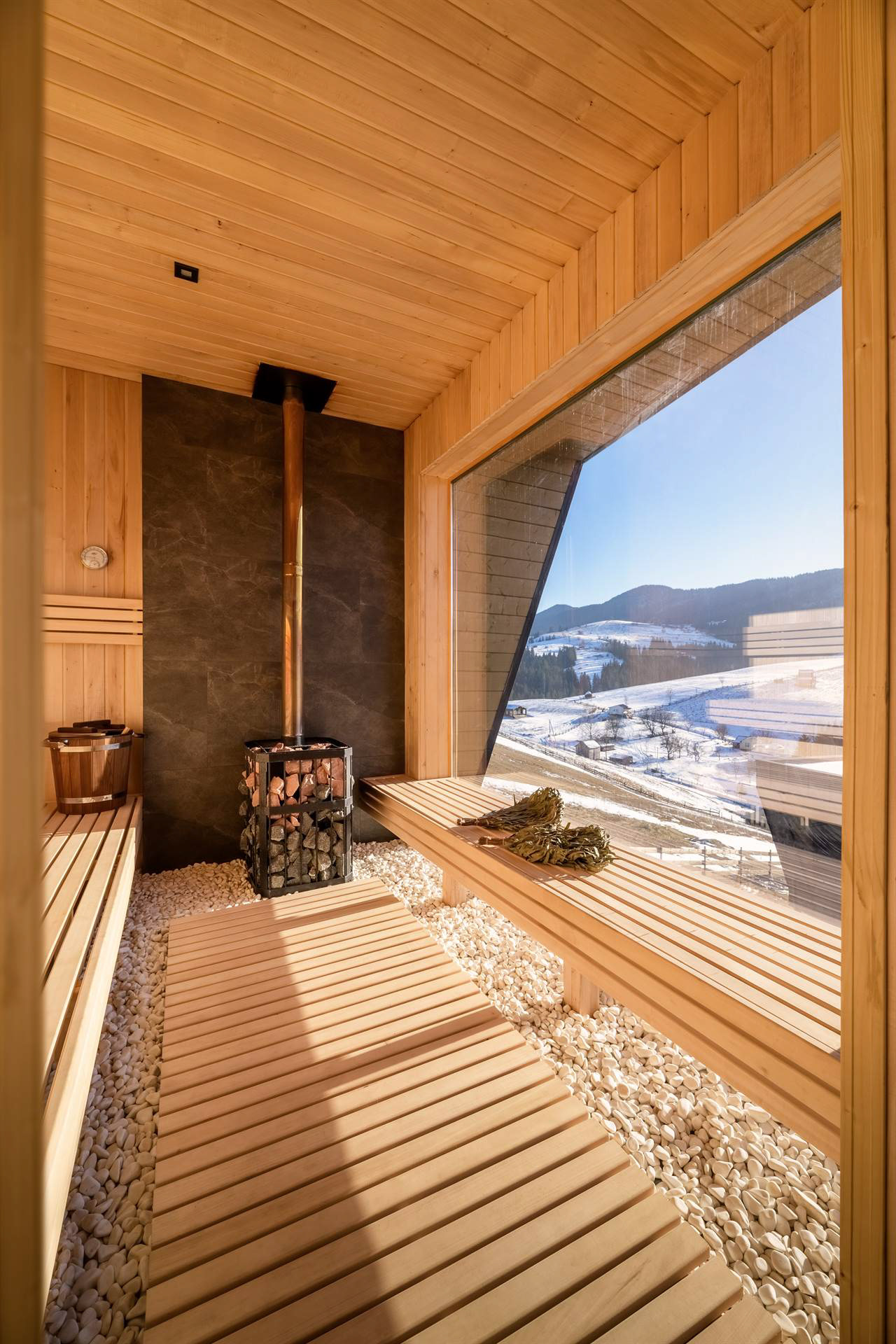 Денний інтер’єр спа з великими панорамними вікнами та природним світлом