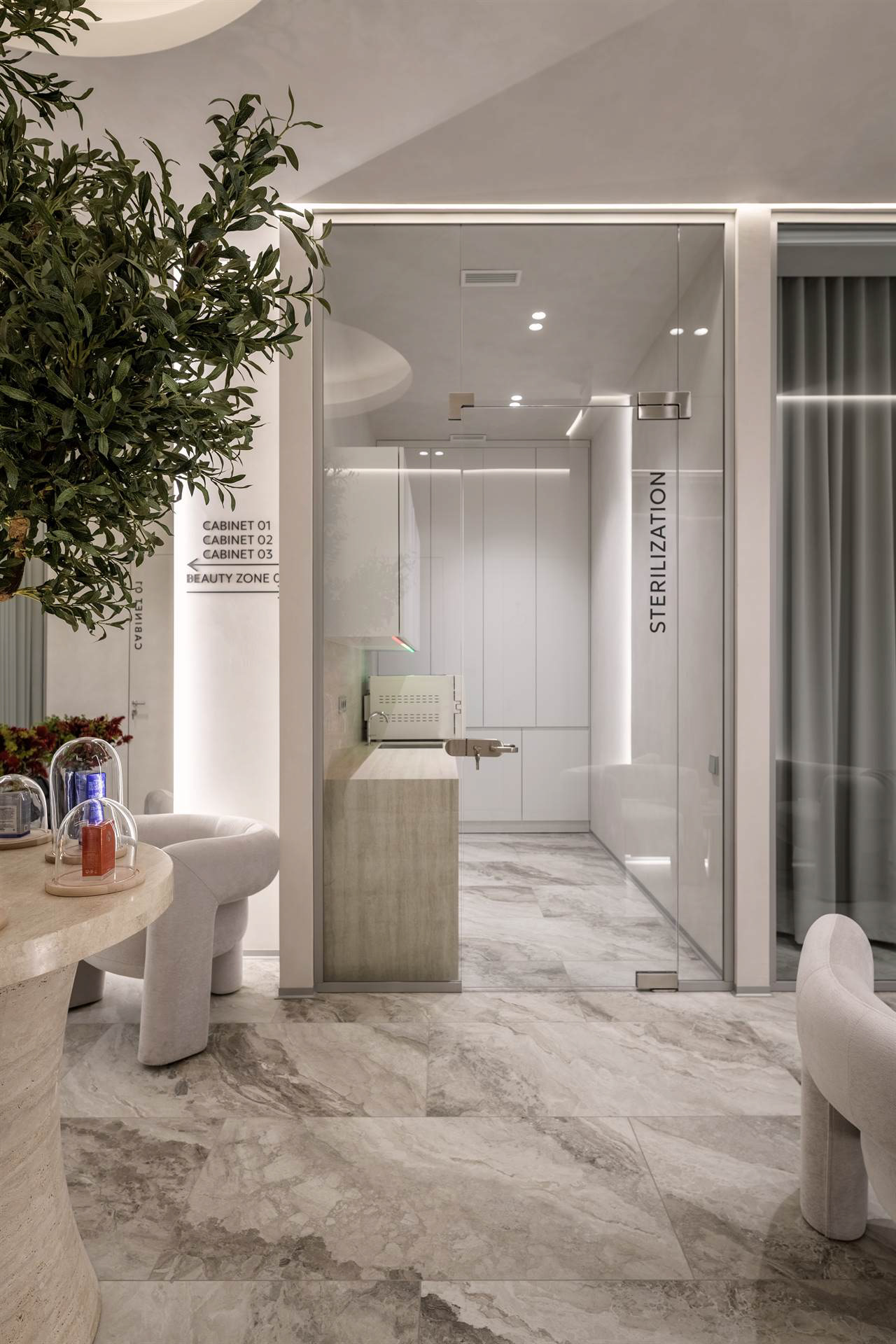 Камерний простір для консультацій з чіткою геометрією меблів