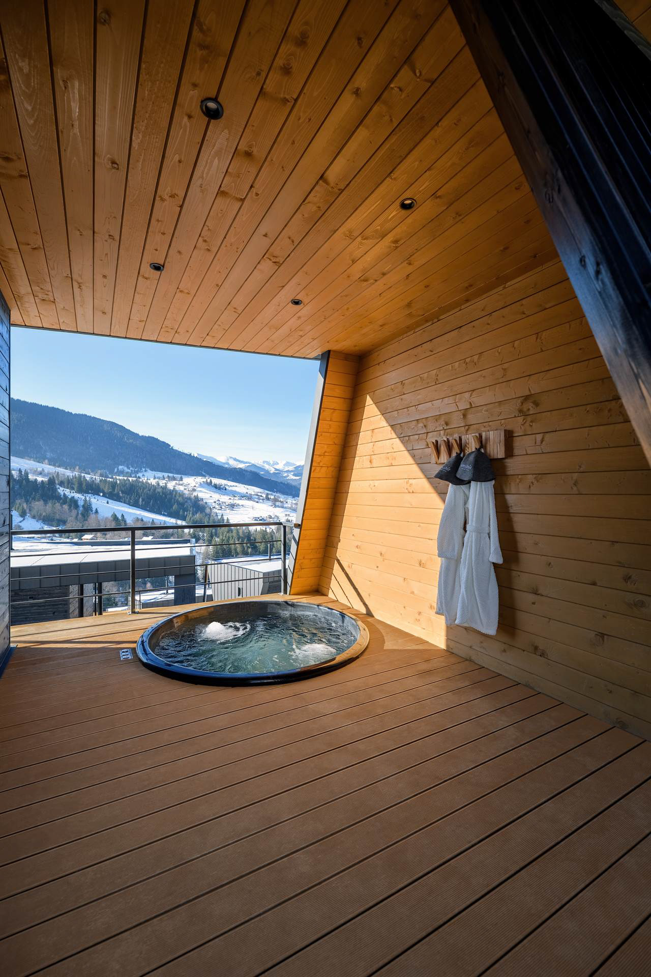 Денний ракурс тераси з великим чаном-джакузі та панорамним видом