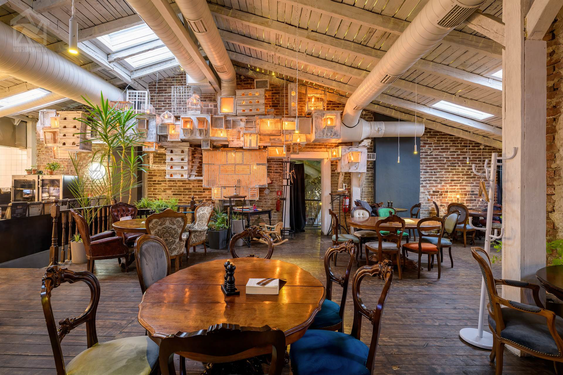 зйомка інтер'єру відомого ресторану "Дуже висока кухня" — професійний фотограф архітектури Львів