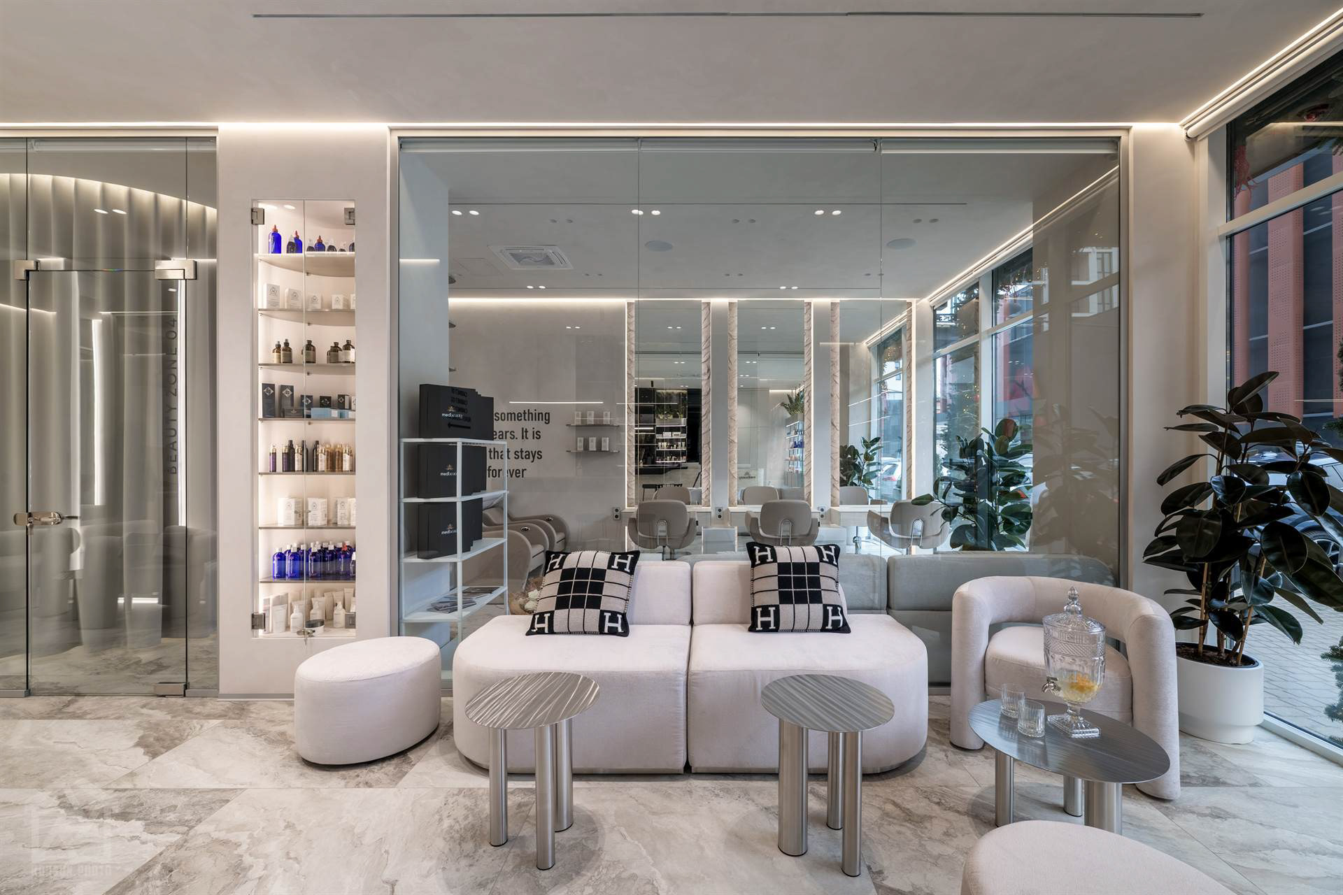 Зона очікування з комфортними пуфами і м’яким розсіяним світлом